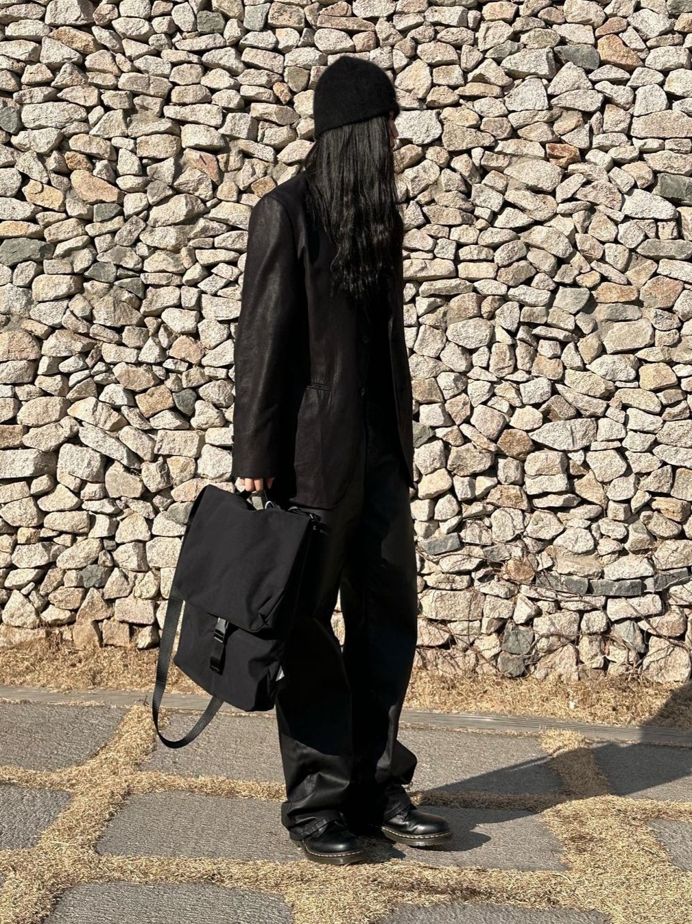 Found Pocket Dim Cross Bag Black 착용 스타일 - 2