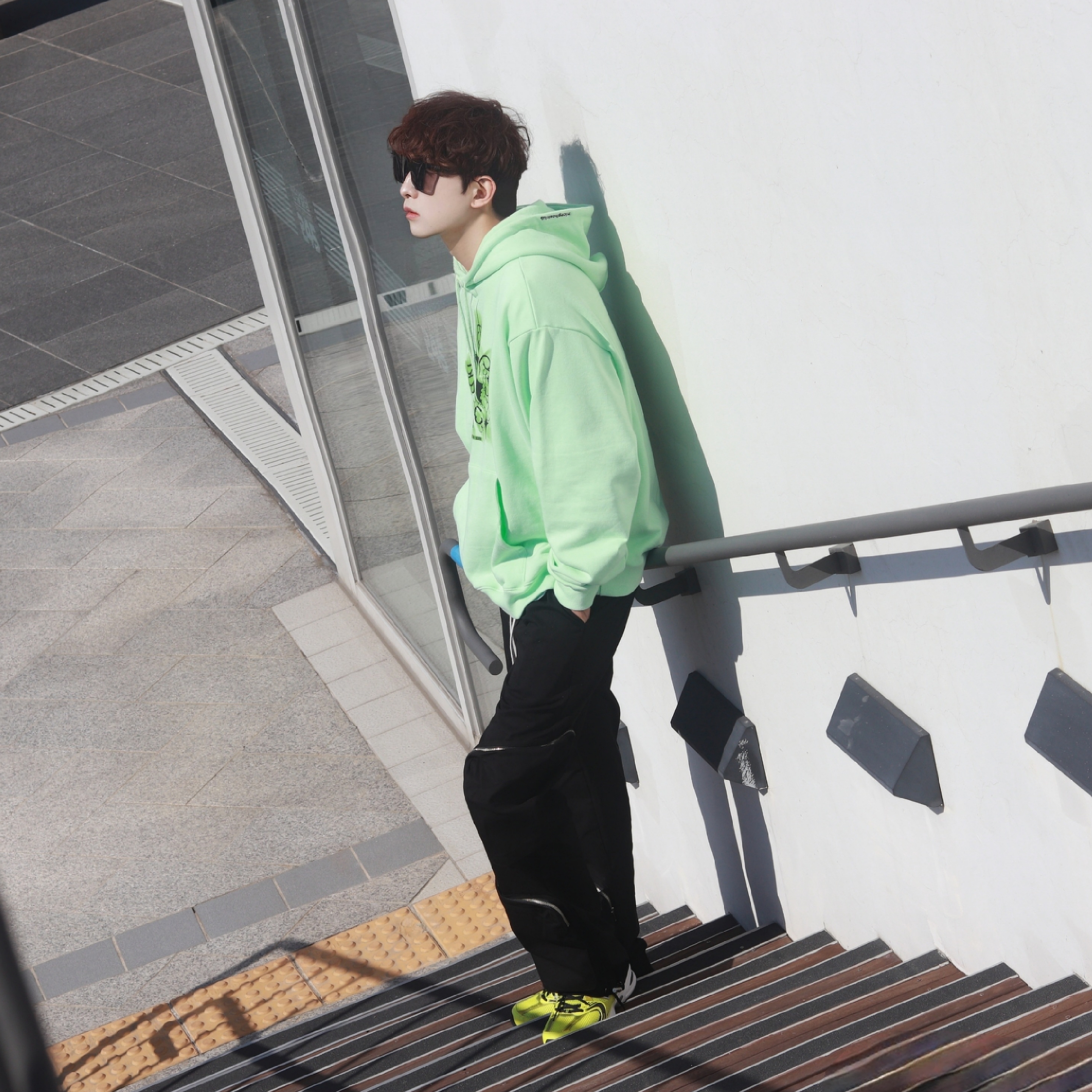 New Balance 530 Yellow 착용 스타일 - 3