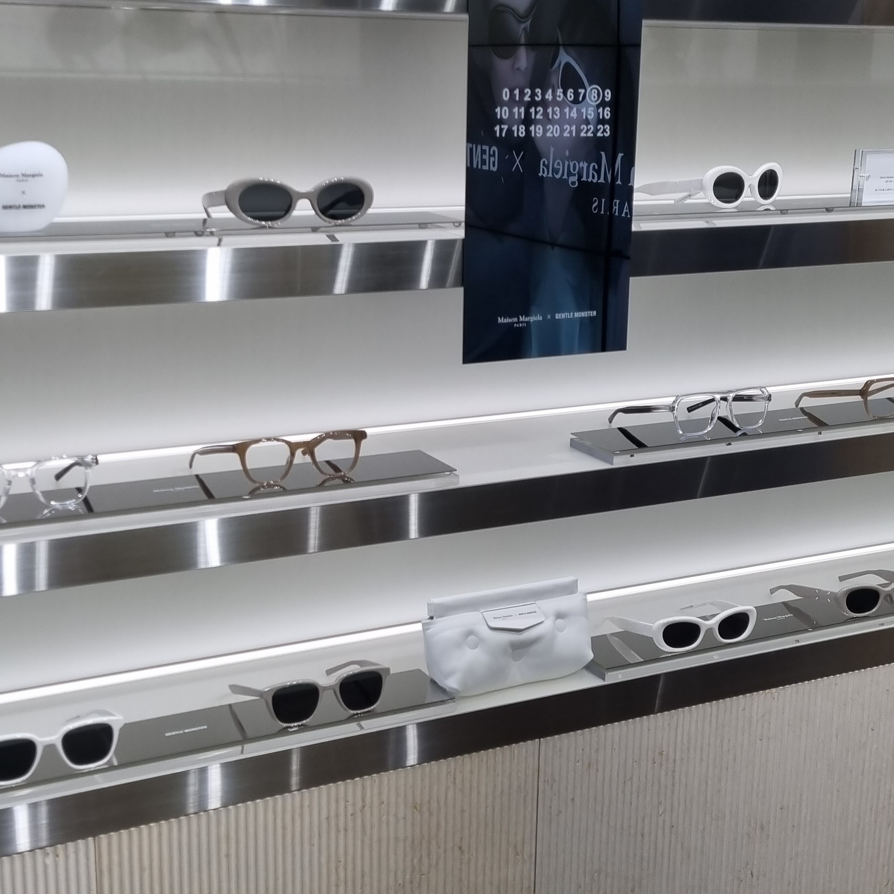 Gentle Monster x Maison Margiela MM009 Clear Black Gradient 착용 스타일 - 1