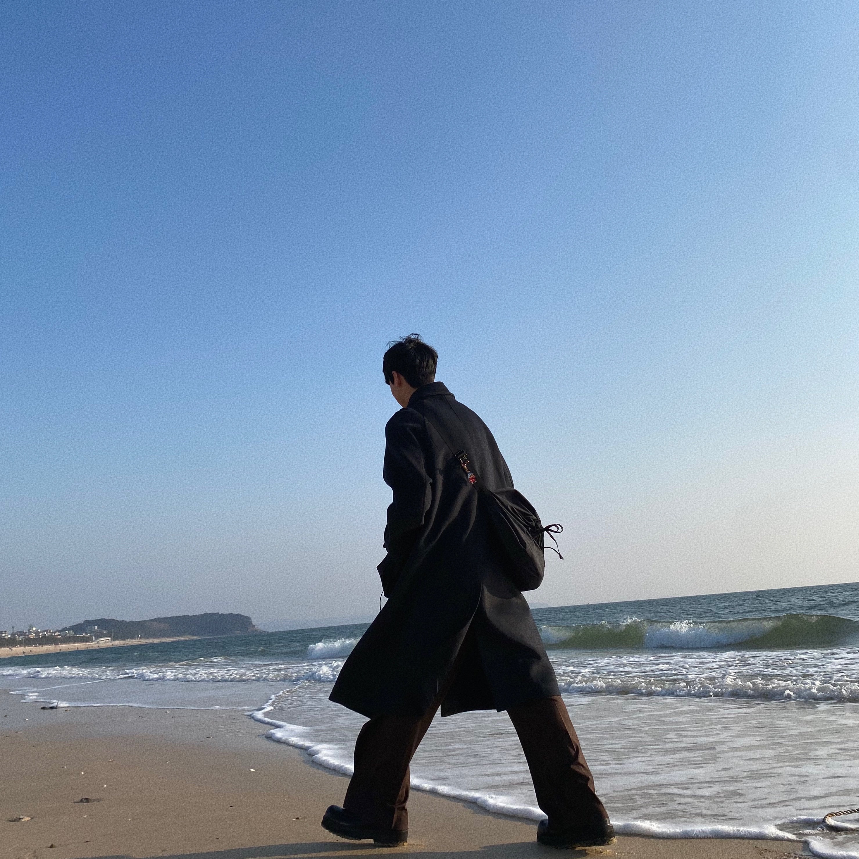 Uniqlo U Drawstring Shoulder Bag Black 착용 스타일