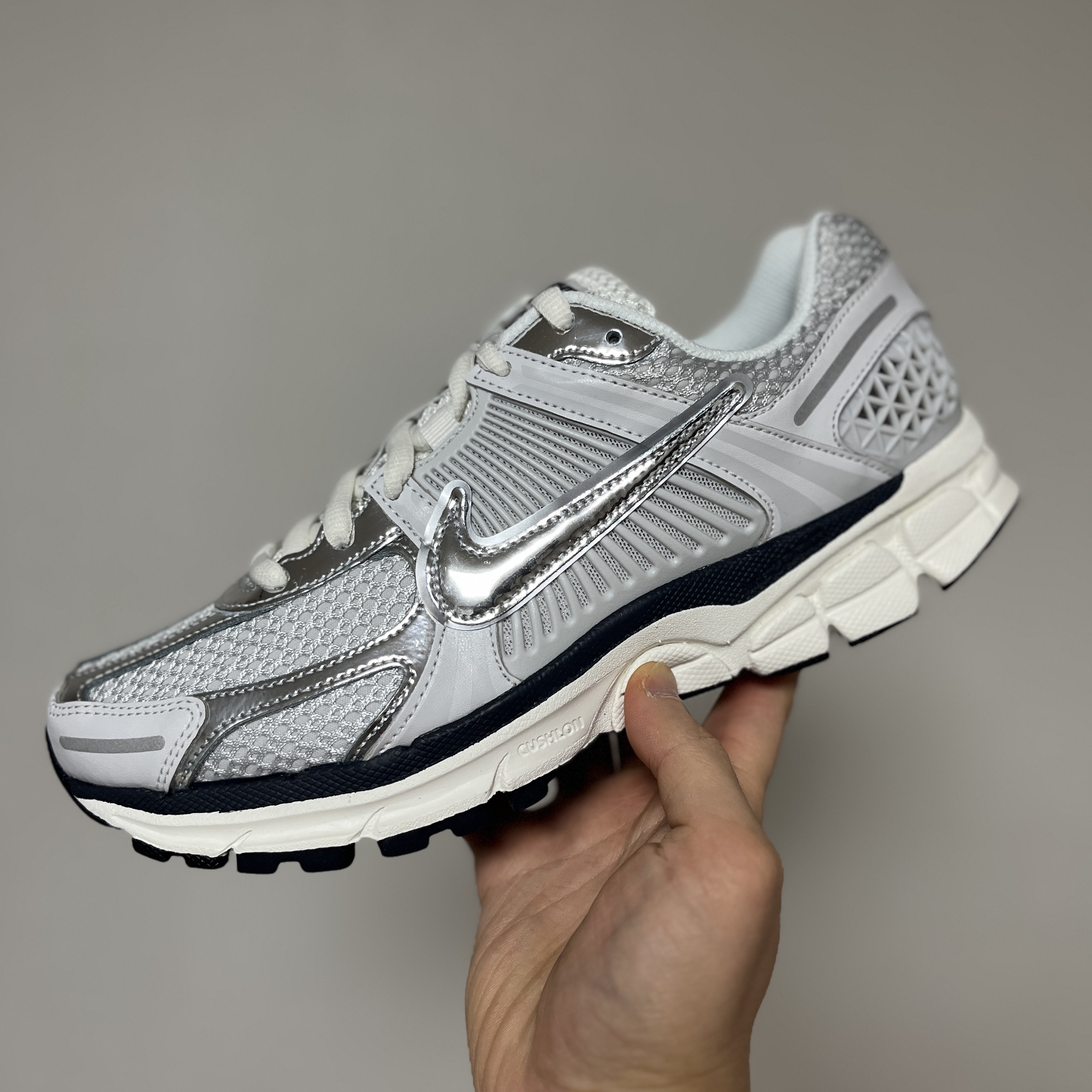 (W) Nike Zoom Vomero 5 Photon Dust and Metallic Silver 착용 스타일