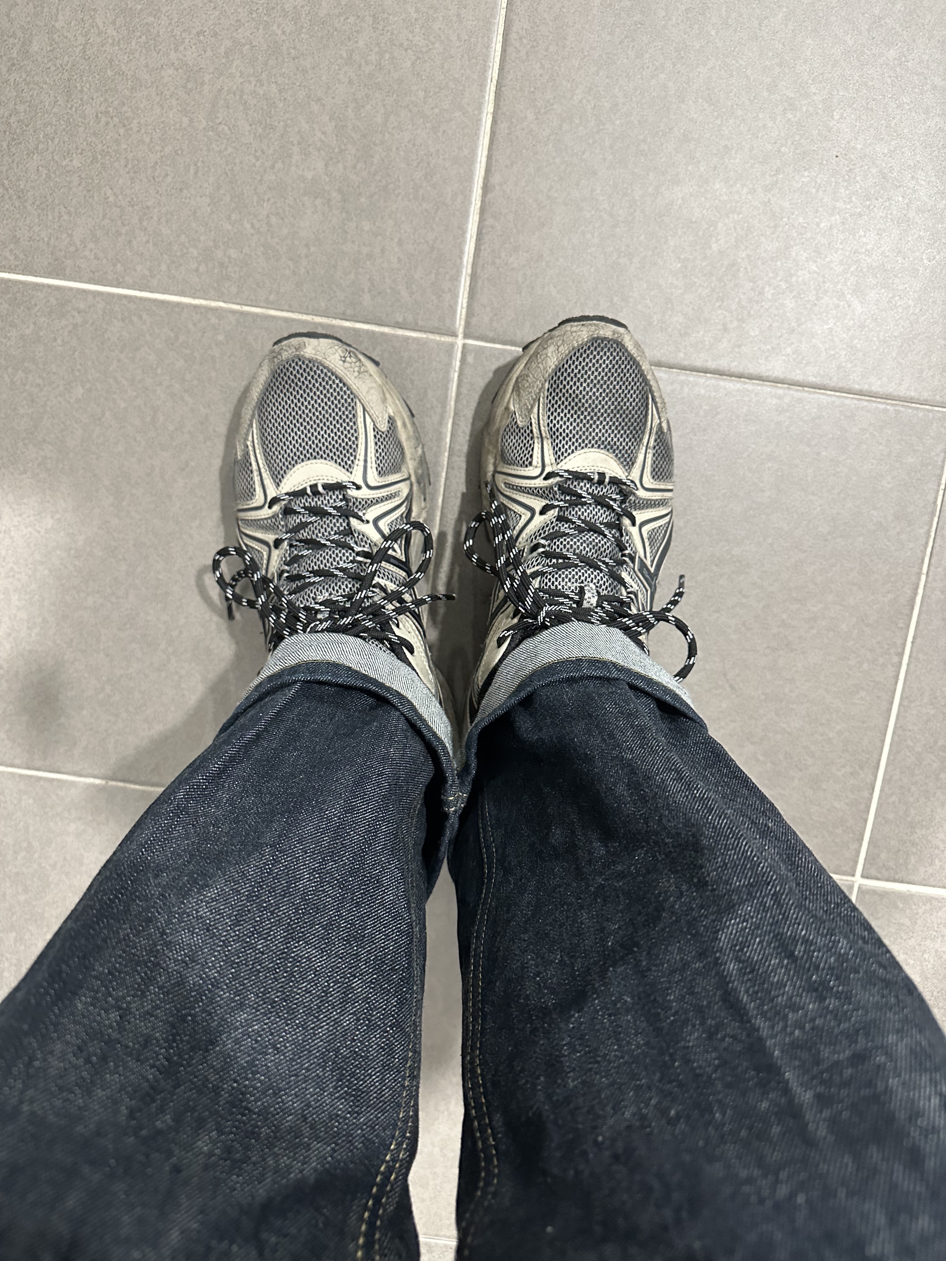 Asics Gel-Kahana 8 Grey Black Carbon 착용 스타일