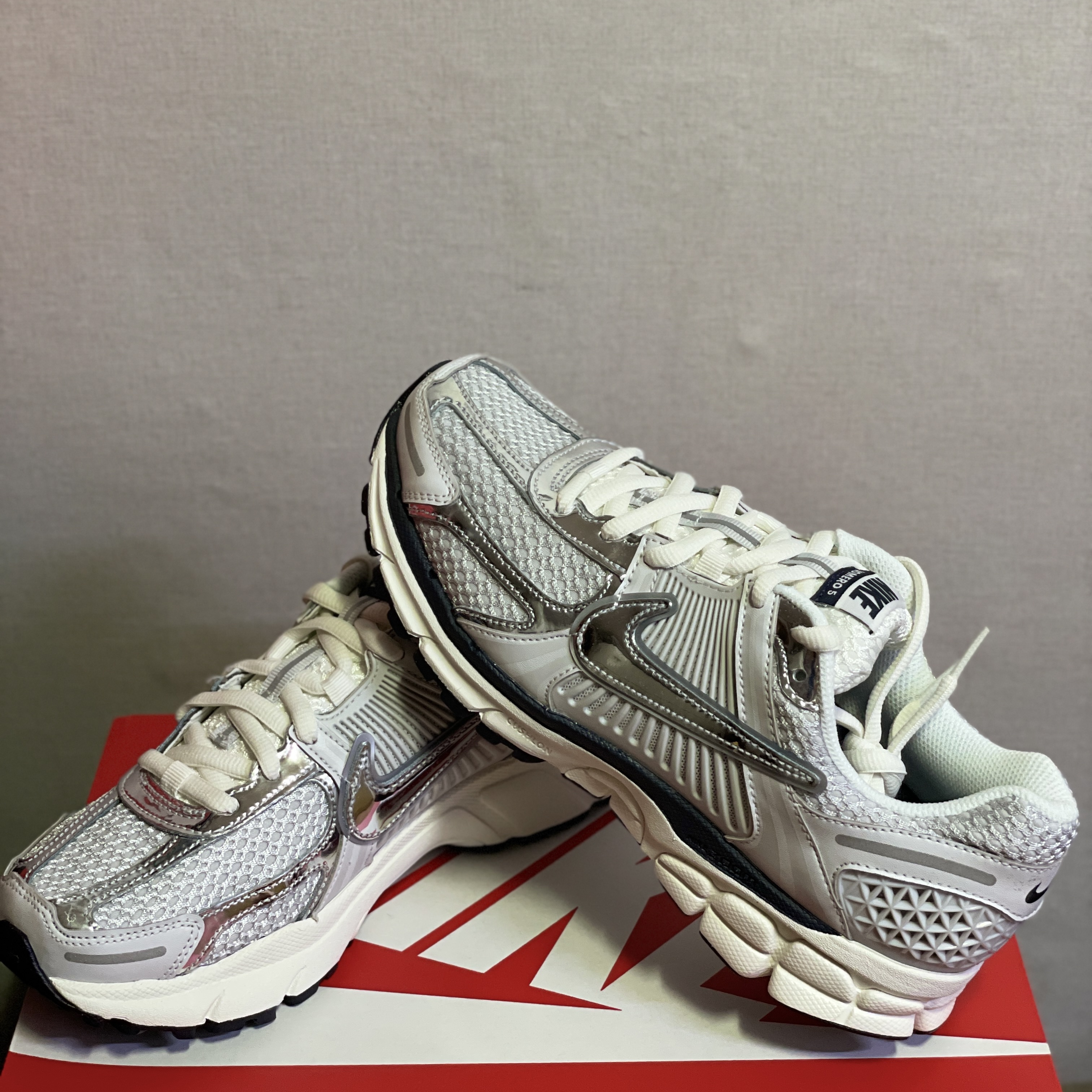 (W) Nike Zoom Vomero 5 Photon Dust and Metallic Silver 착용 스타일 - 2