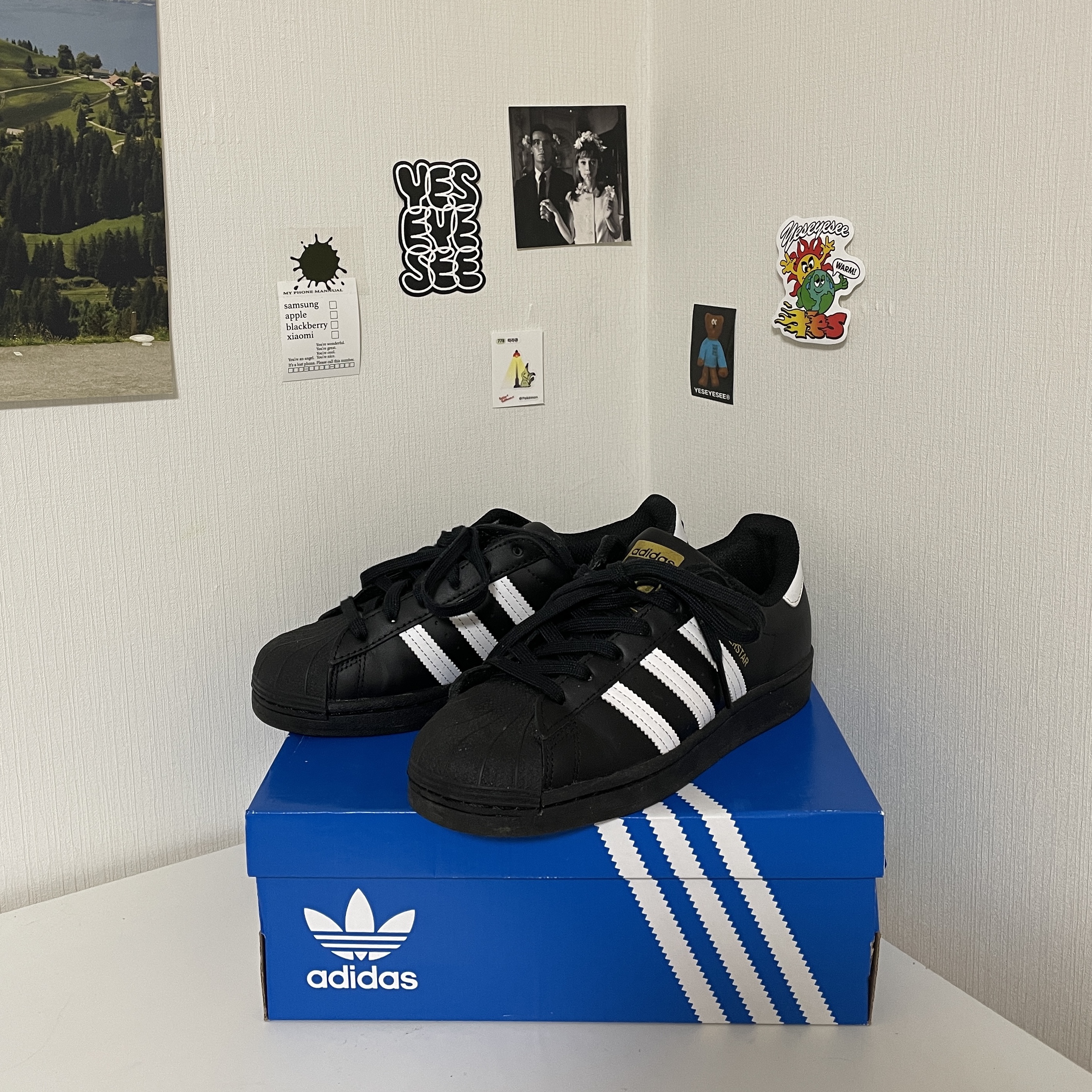 Adidas Superstar Core Black White 착용 스타일