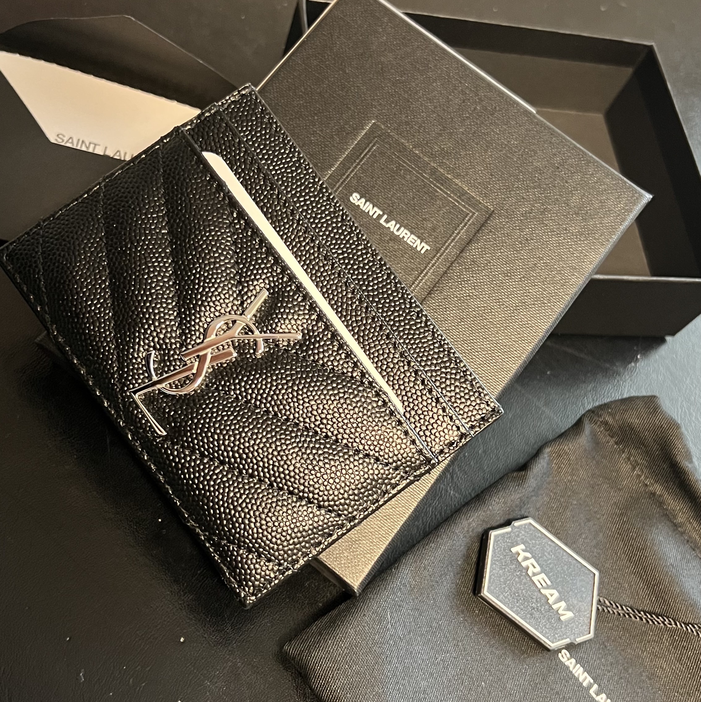 Saint Laurent Cassandre Matelasse Card Case in Grain De Poudre Embossed Leather Black 착용 스타일 - 2