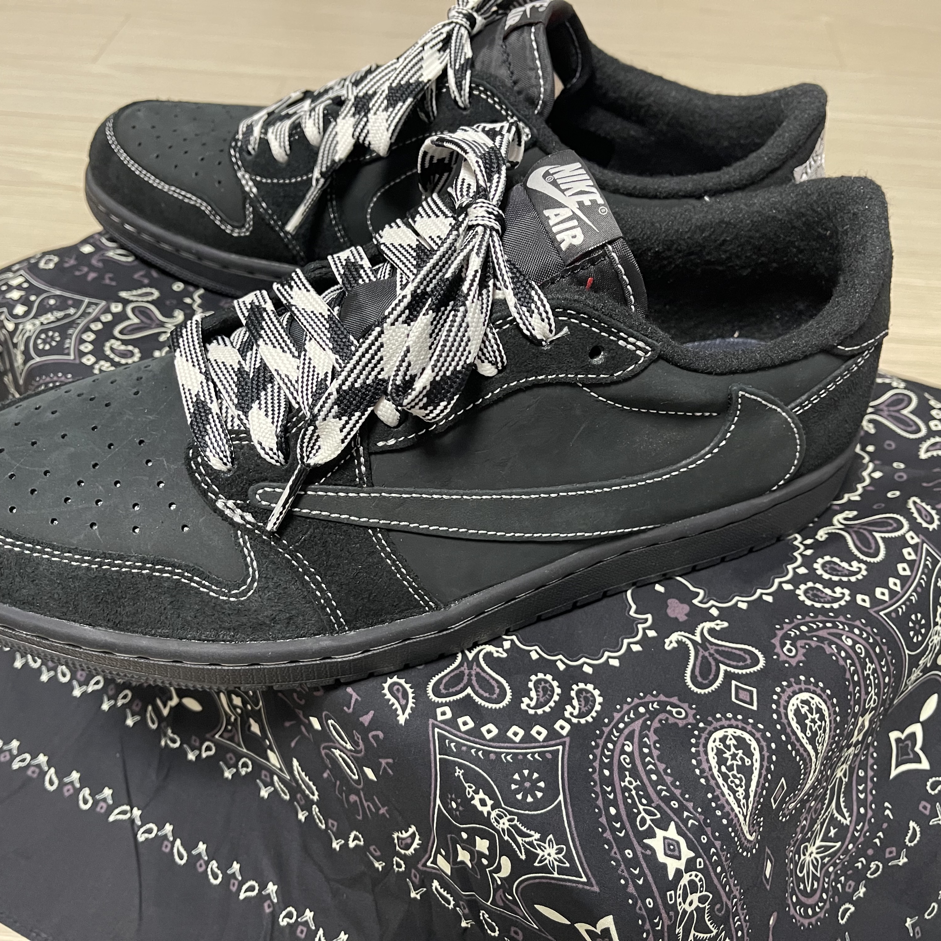 Jordan 1 x Travis Scott Retro Low OG SP Black Phantom 착용 스타일