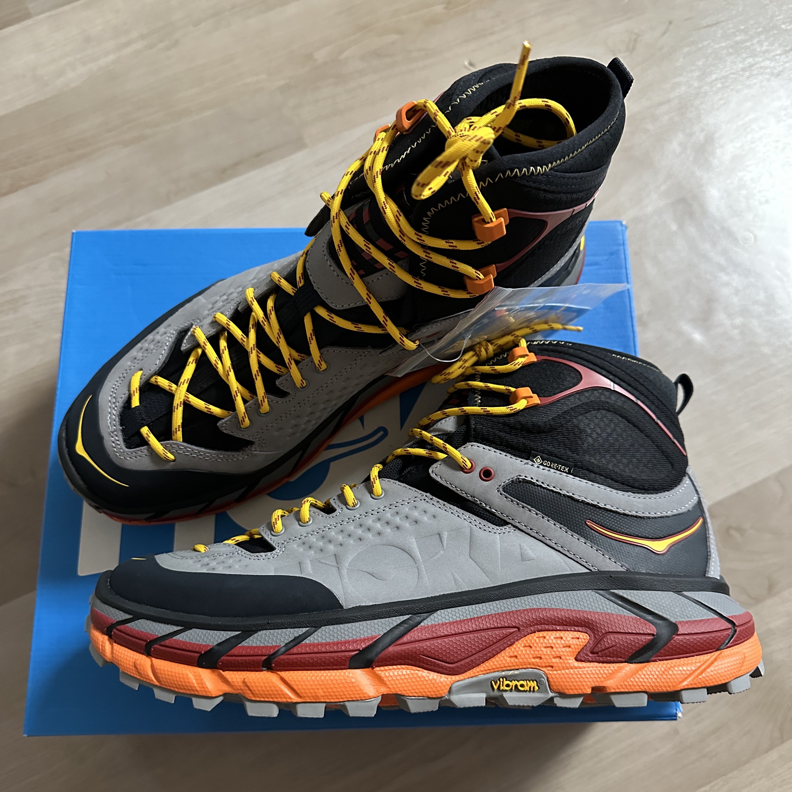 Hoka Tor Ultra High Black Chili Pepper 착용 스타일