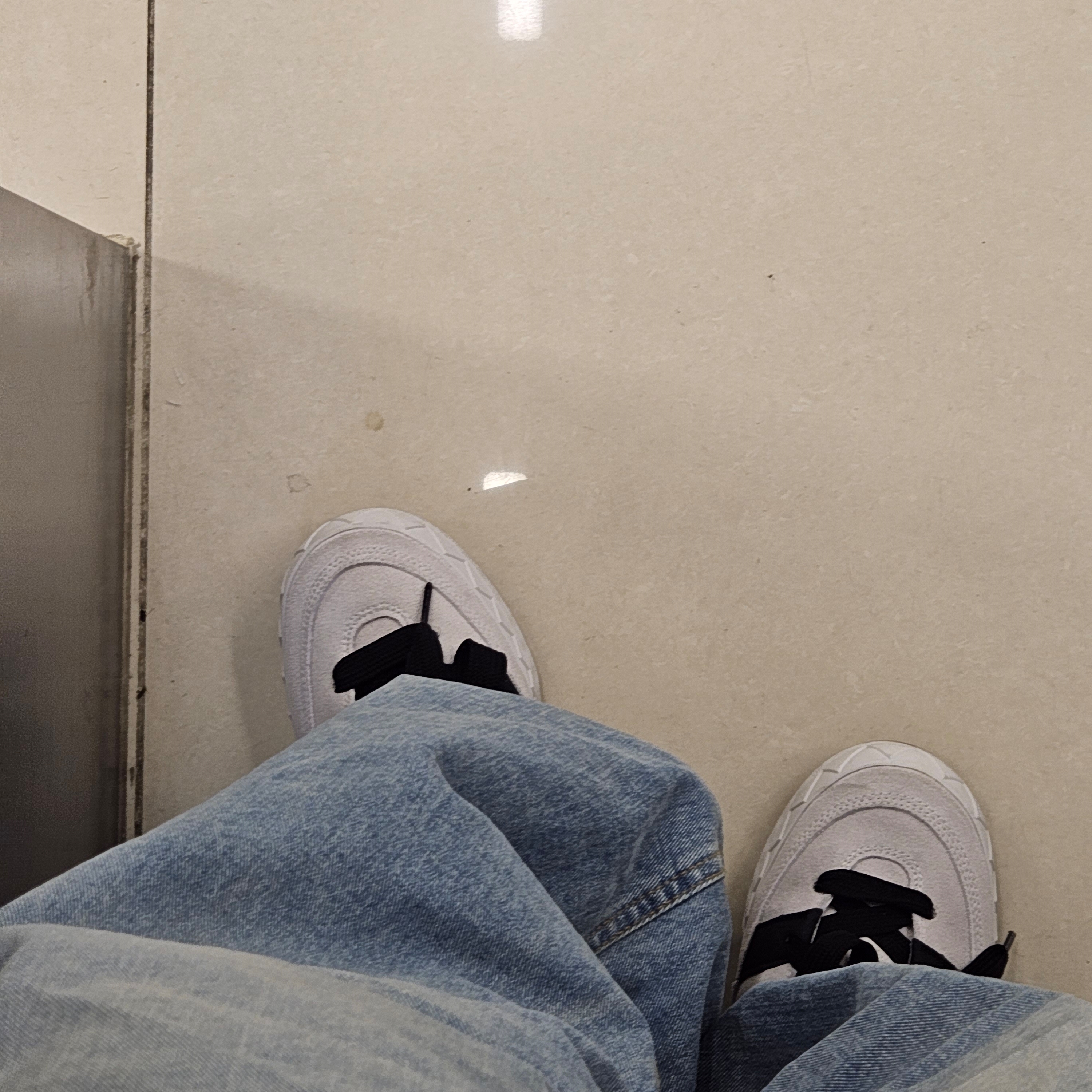 Adidas Adimatic Grey One 착용 스타일