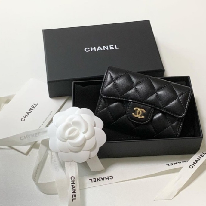 Chanel Classic Card Holder Lambskin & Gold Black 착용 스타일 - 1