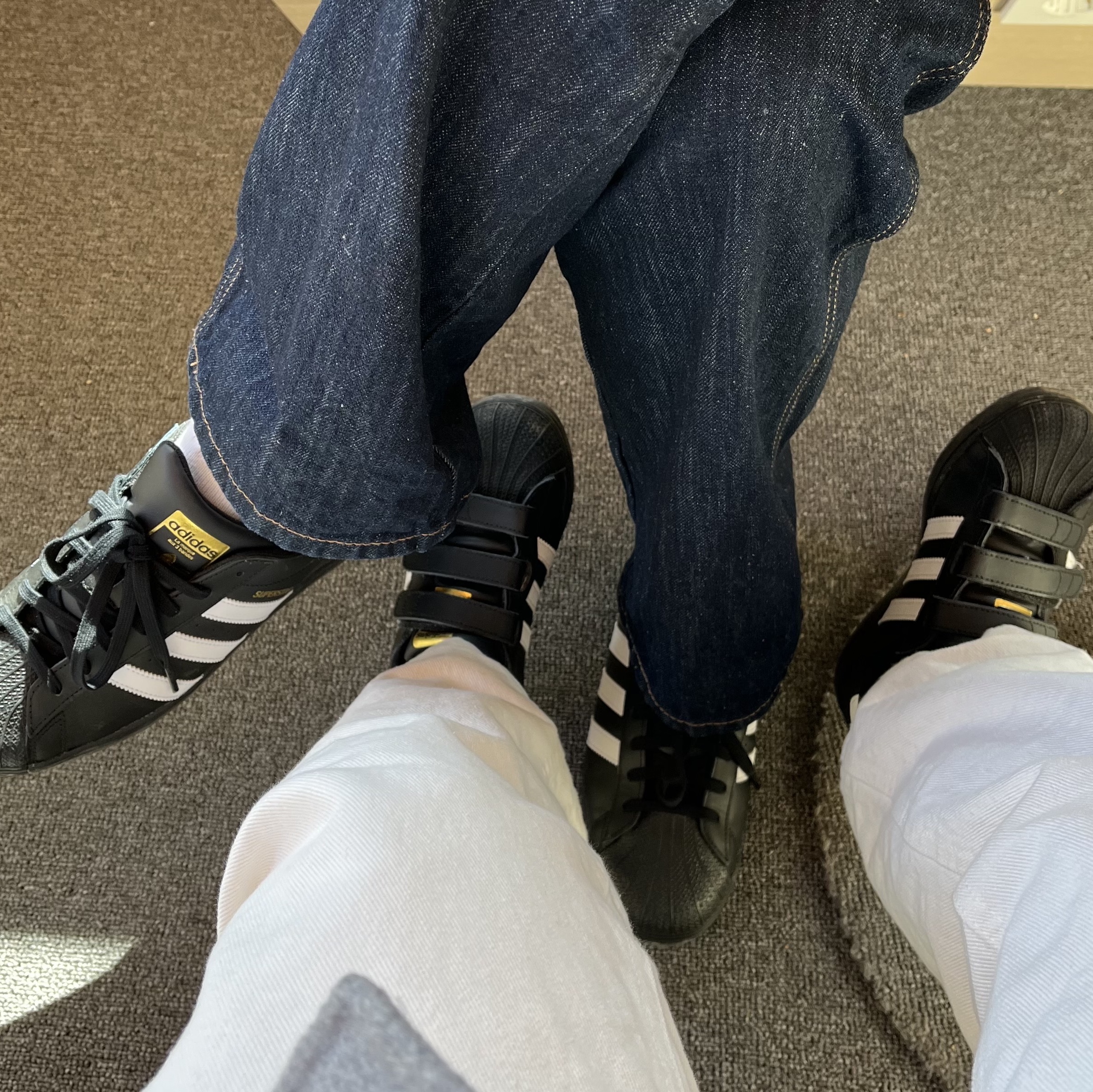 Adidas Superstar Core Black White 착용 스타일 - 4