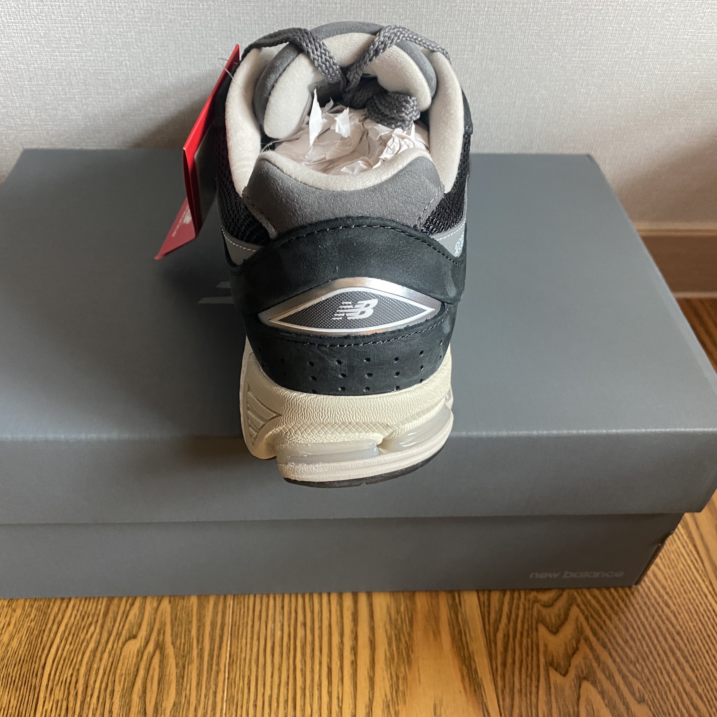 New Balance 2002R Premium Vintage Black 착용 스타일 - 3