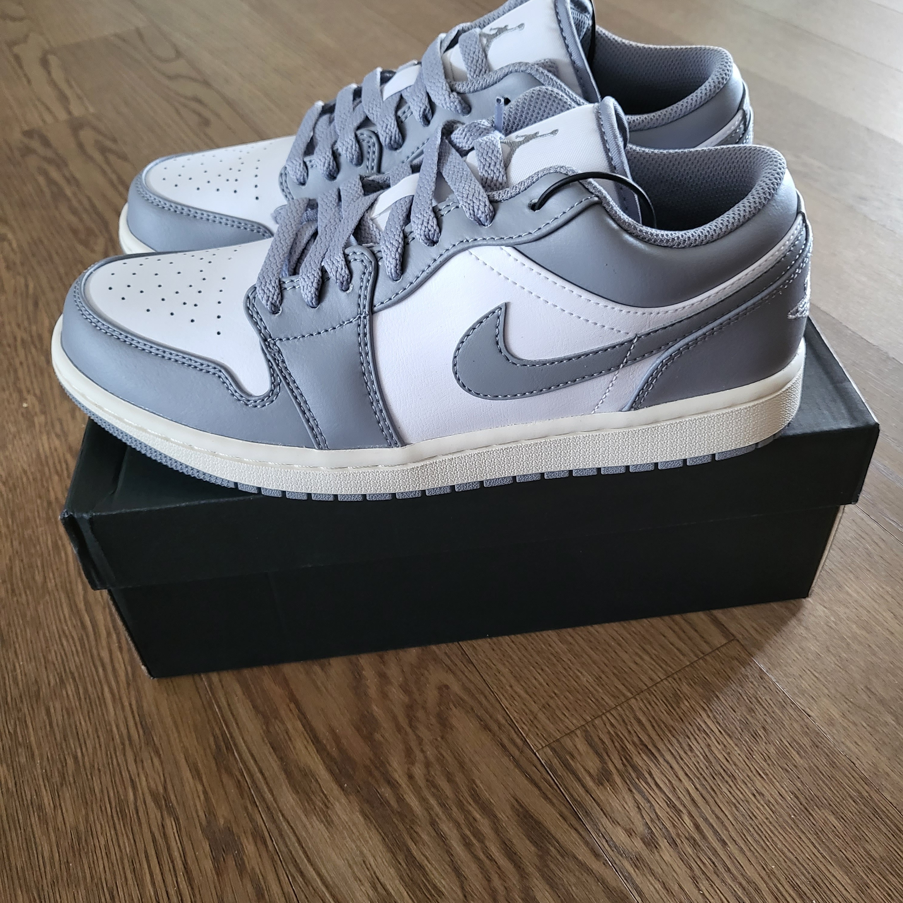 Jordan 1 Low Stealth and White 착용 스타일 - 1