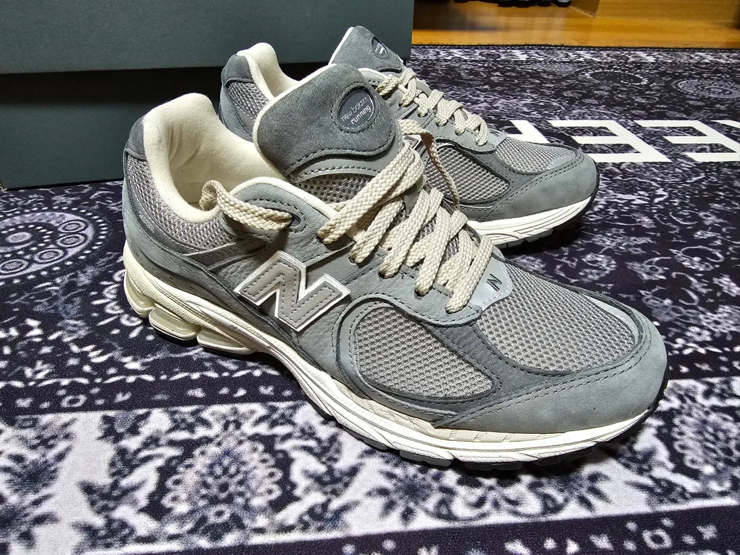 New Balance 2002R Premium Vintage Grey 착용 스타일 - 2