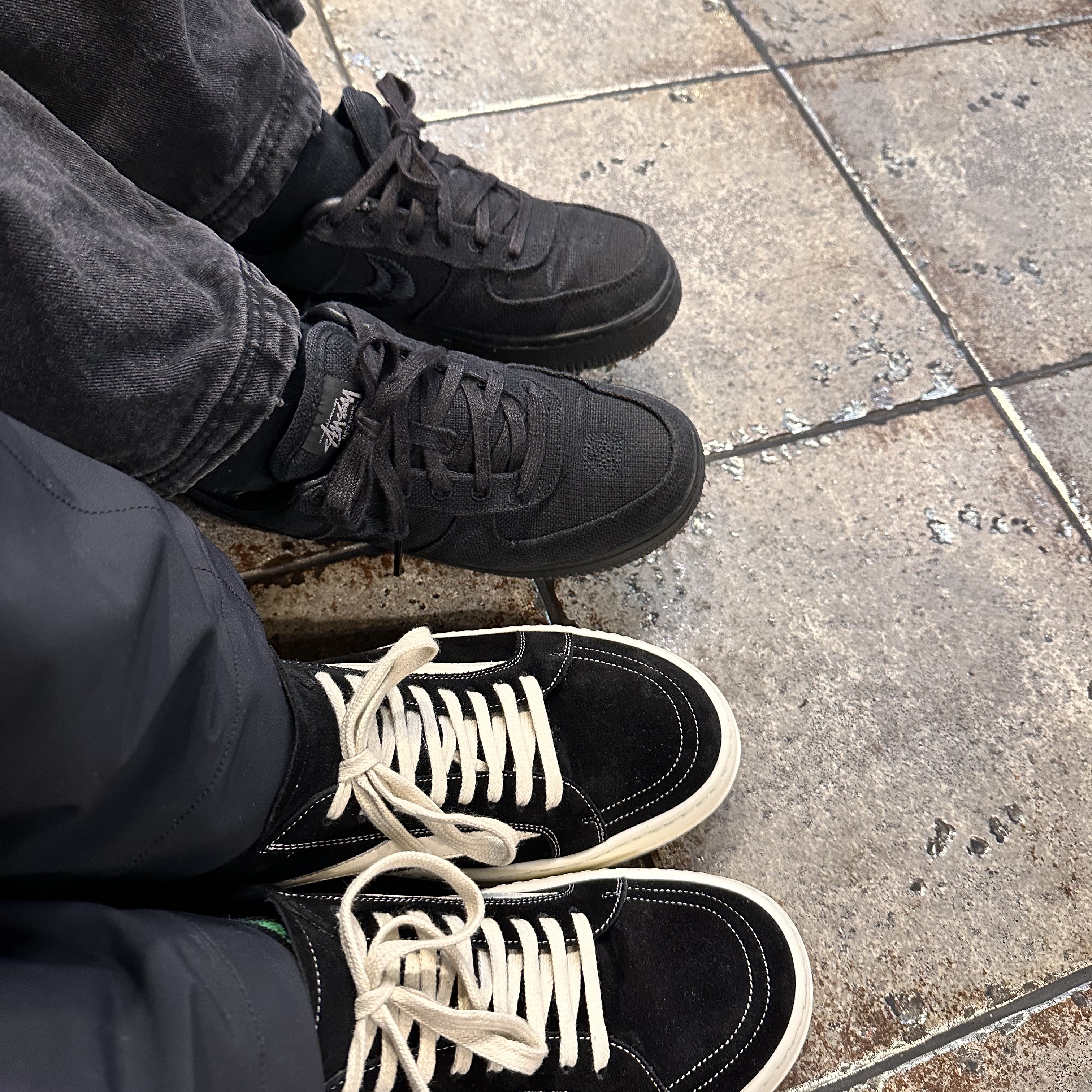 Rick Owens Suede Vintage Sneakers Black Milk White, Nike x Stussy Air Force 1 Low Triple Black 착용 스타일 - 2