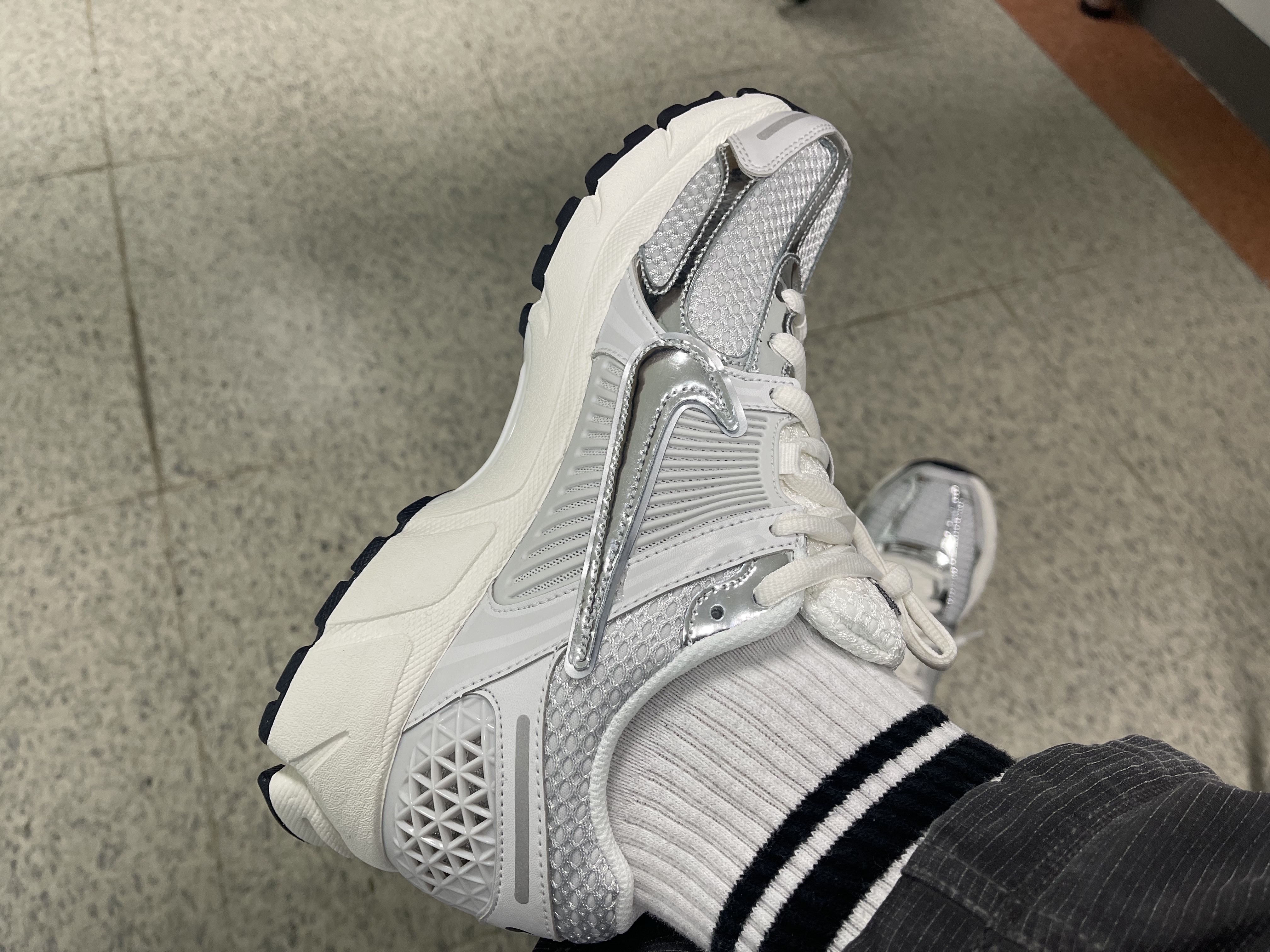 (W) Nike Zoom Vomero 5 Photon Dust and Metallic Silver 착용 스타일 - 2
