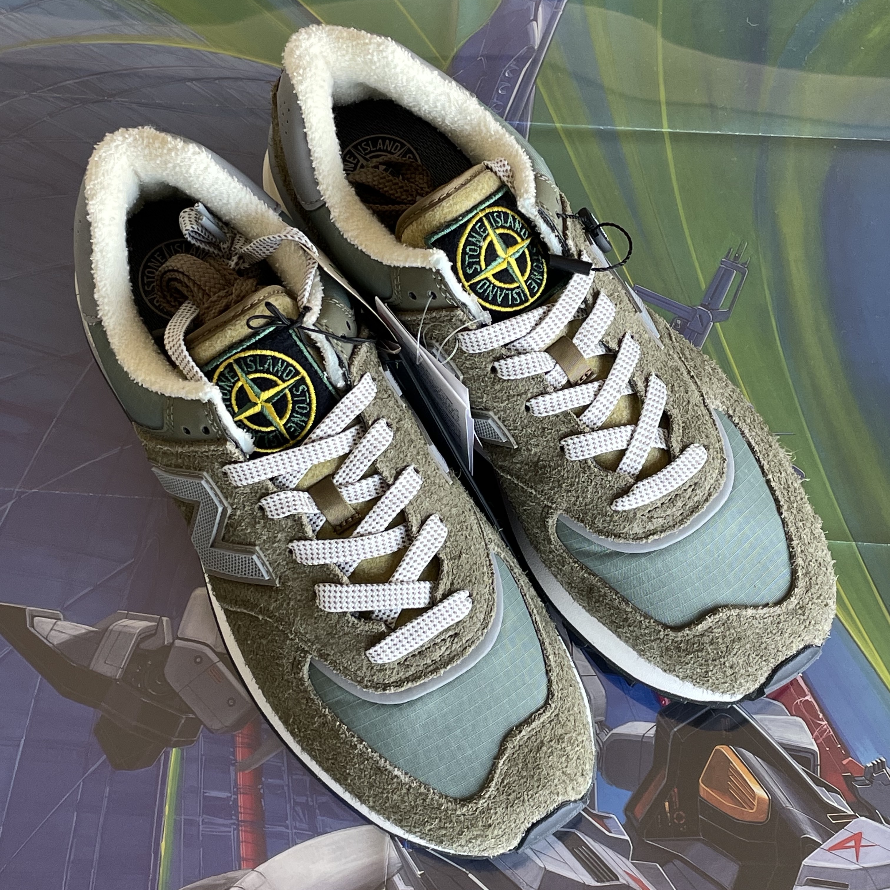 New Balance x Stone Island 574 Legacy Green 착용 스타일 - 1