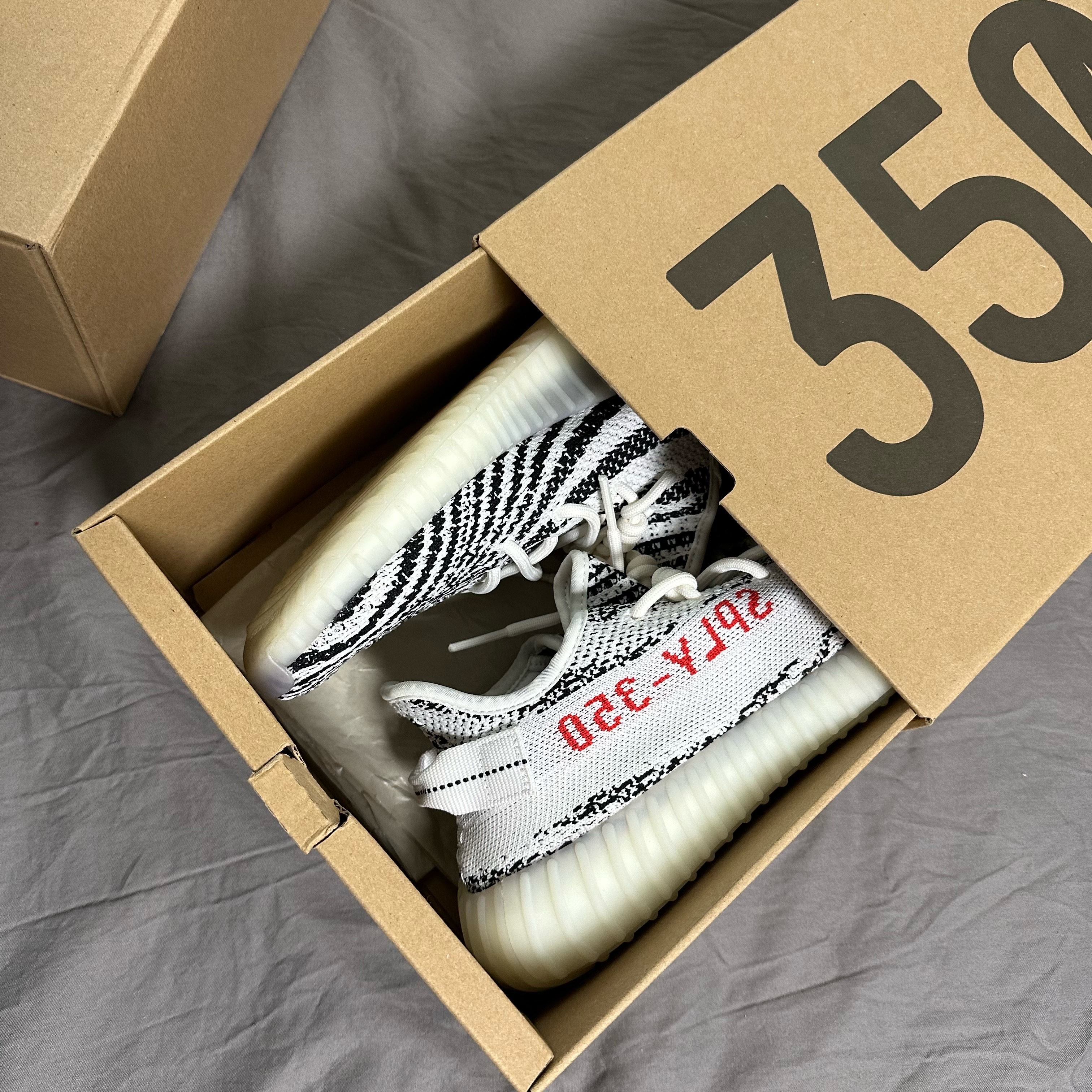 Adidas Yeezy Boost 350 V2 Zebra 2022/2023 착용 스타일