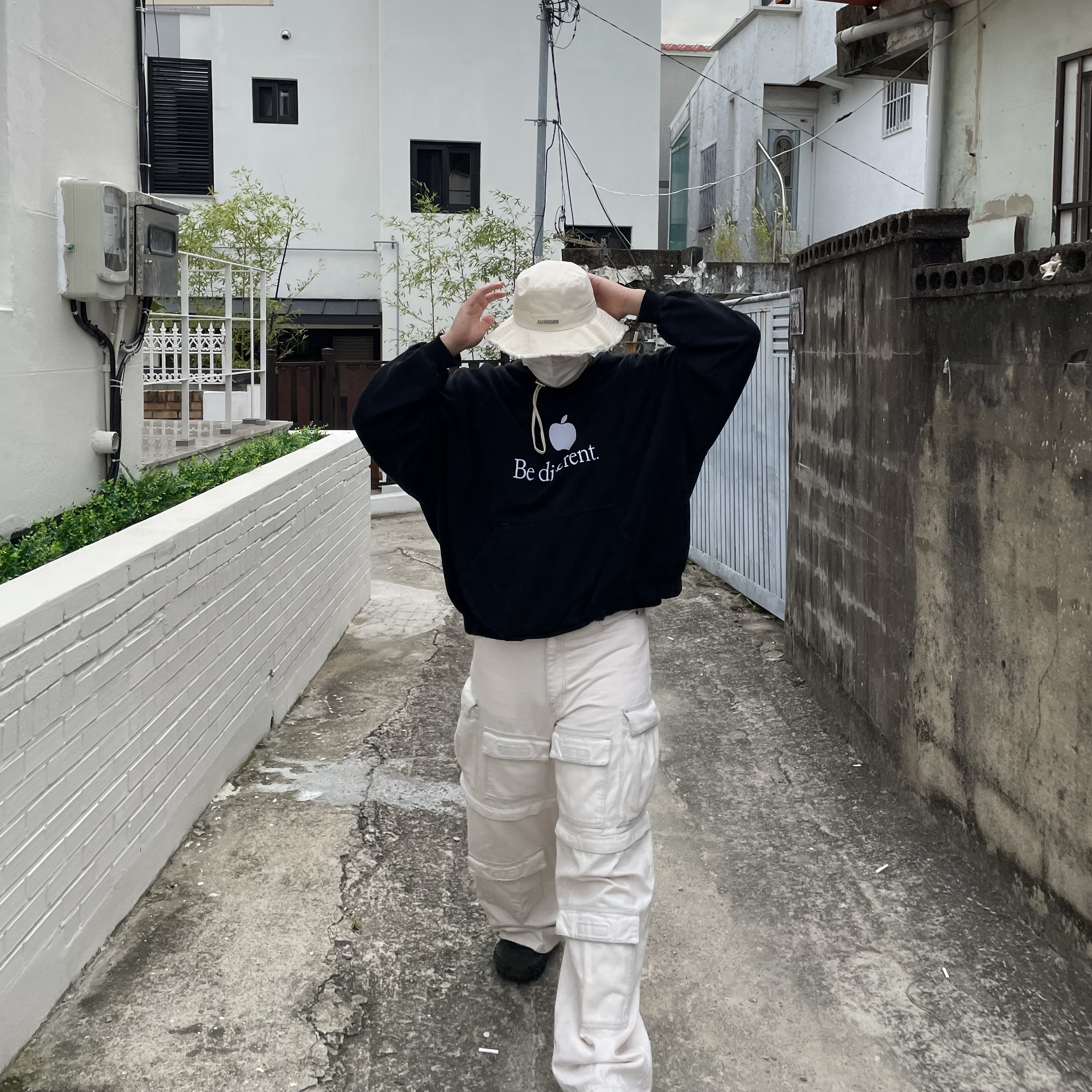 Balenciaga Defender Sneakers Black, Jacquemus Le Bob Artichaut Bucket Hat Off White 착용 스타일 - 3