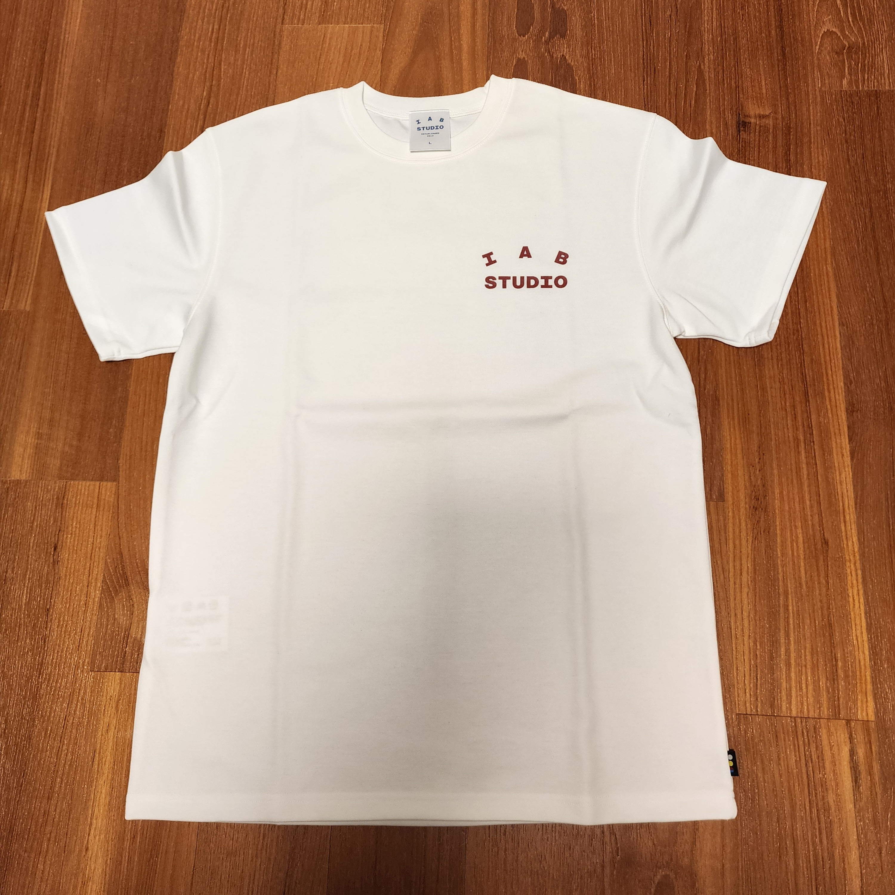 IAB Studio T-Shirt White Burgundy 착용 스타일 - 1
