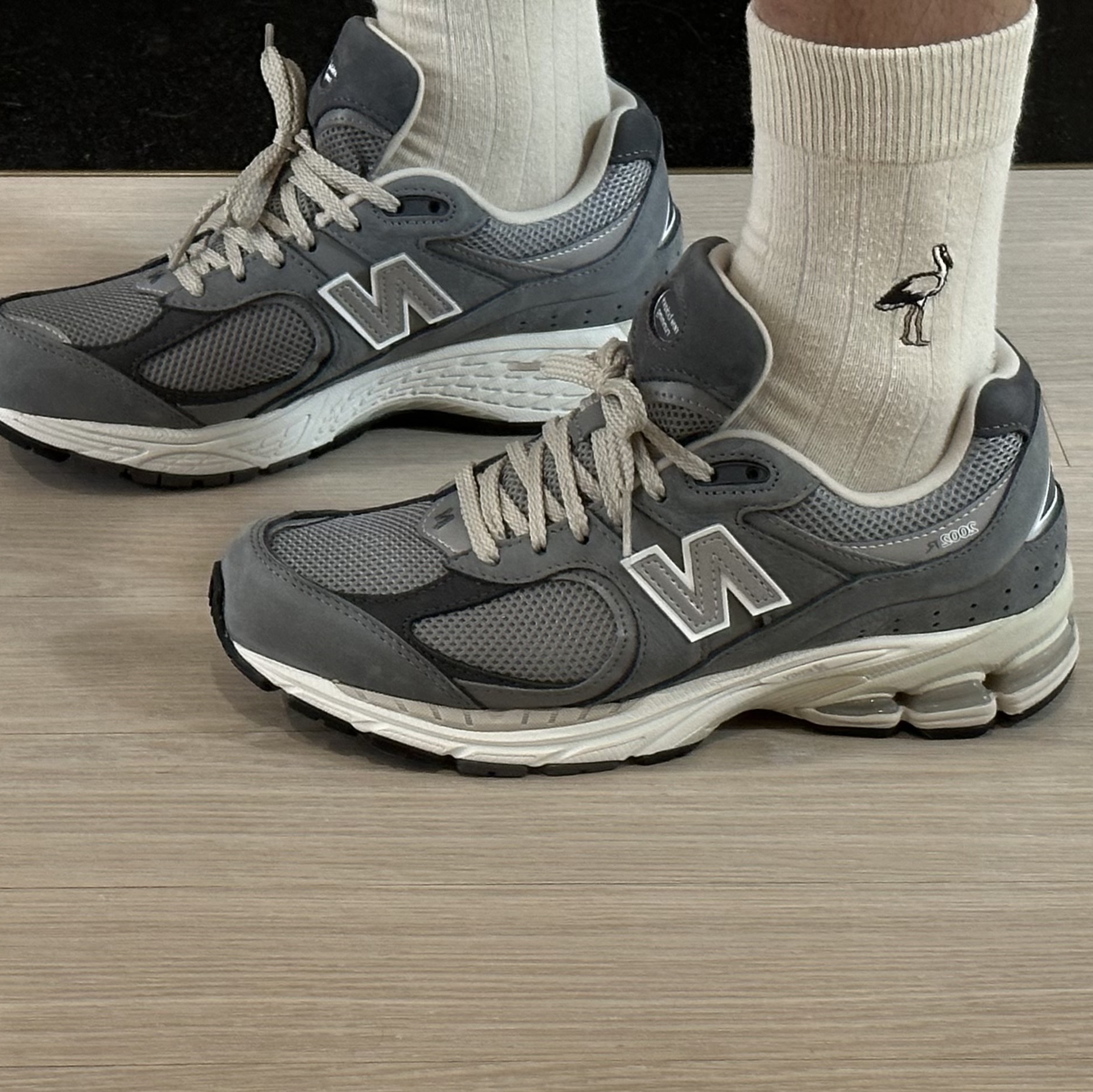 New Balance 2002R Premium Vintage Grey 착용 스타일