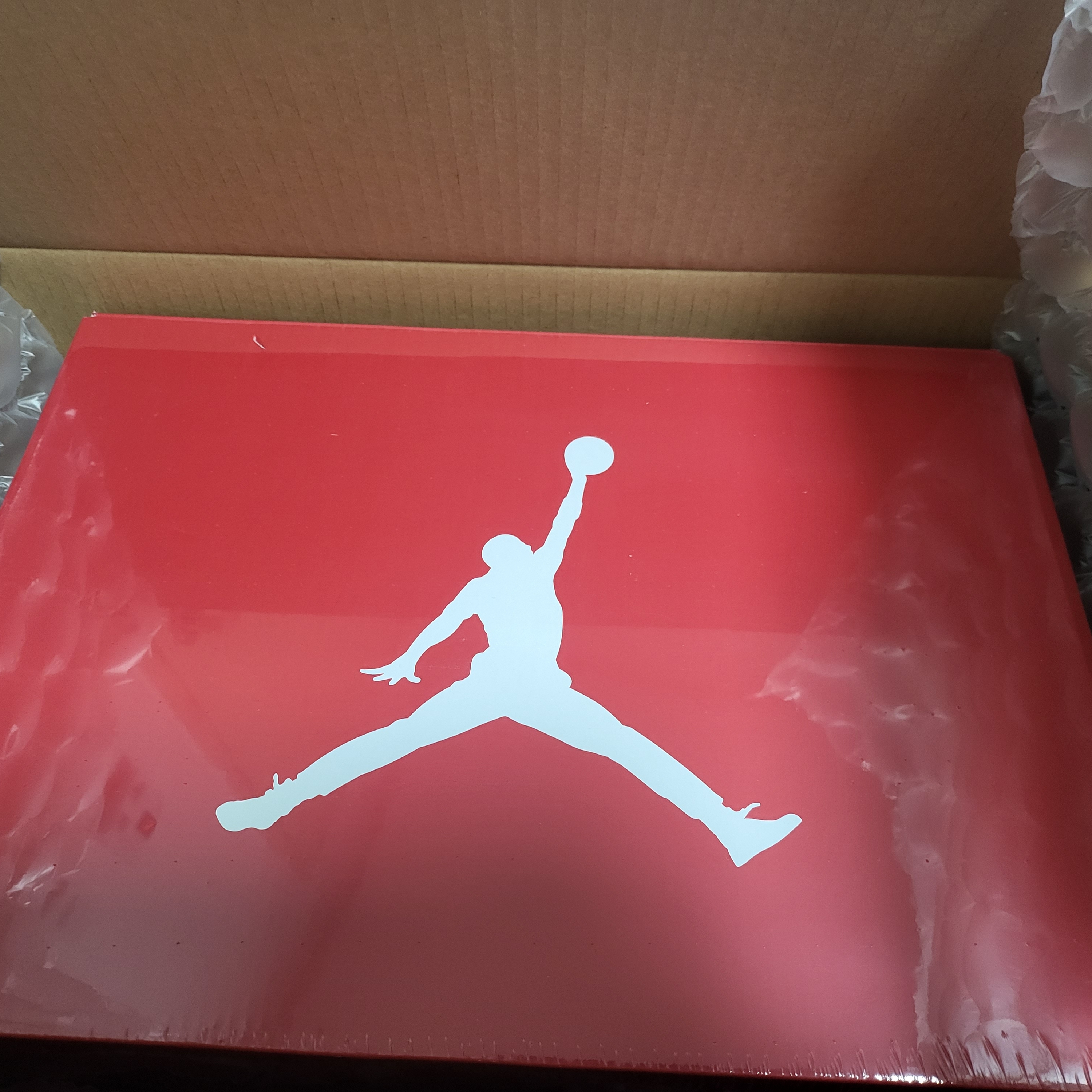 Jordan 6 Retro White and University Red 착용 스타일 - 1