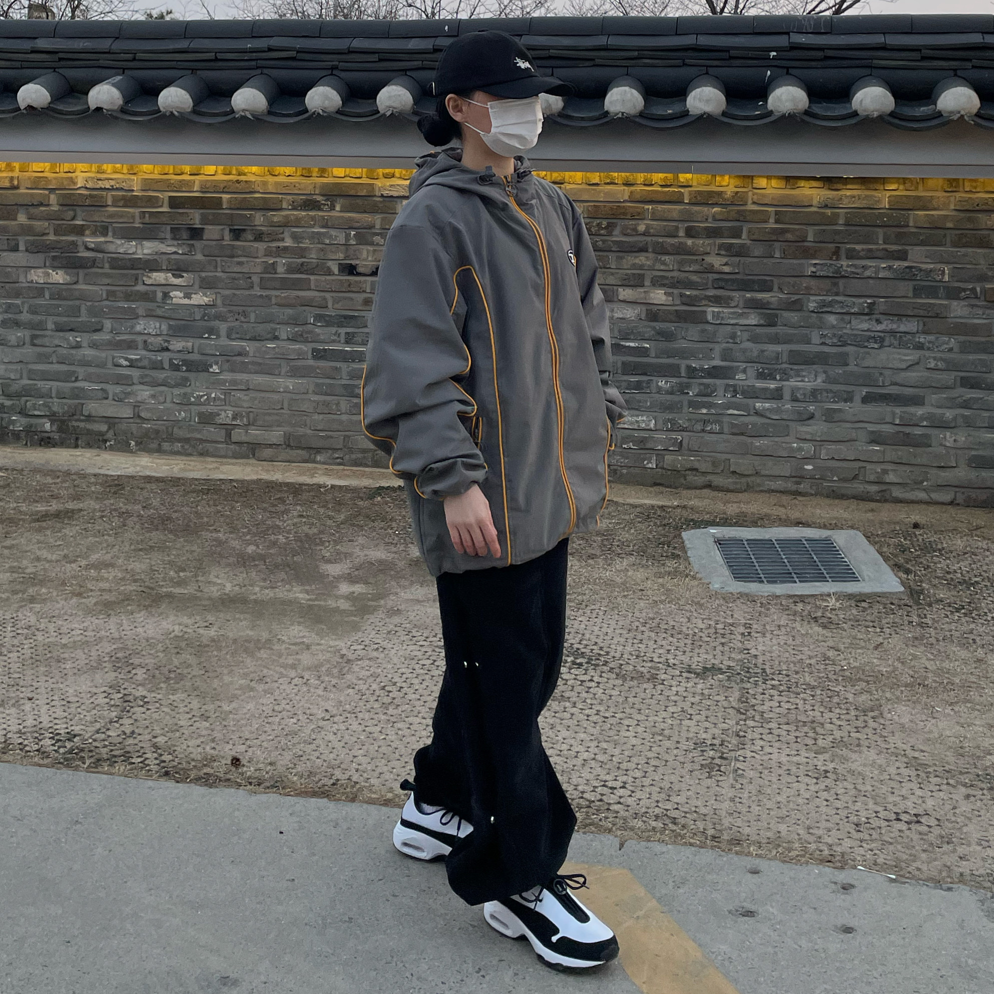 Stussy Stock Low Pro Cap Black, Diesel J-Hives Windbreaker with Contrast Piping Grey 착용 스타일