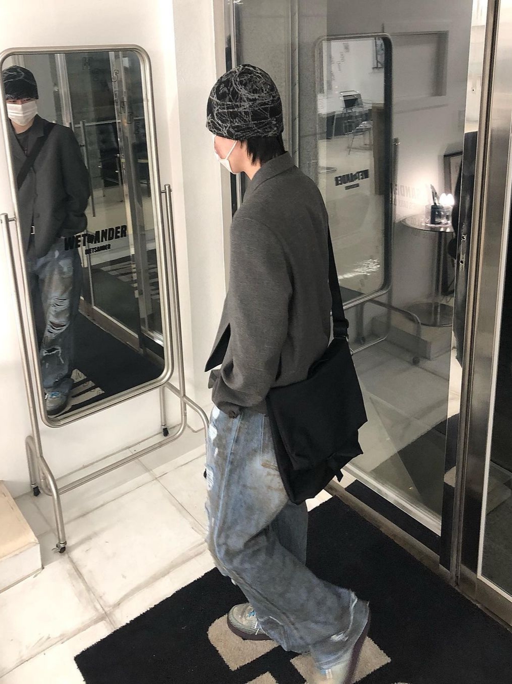 Found Pocket Dim Cross Bag Black 착용 스타일 - 1