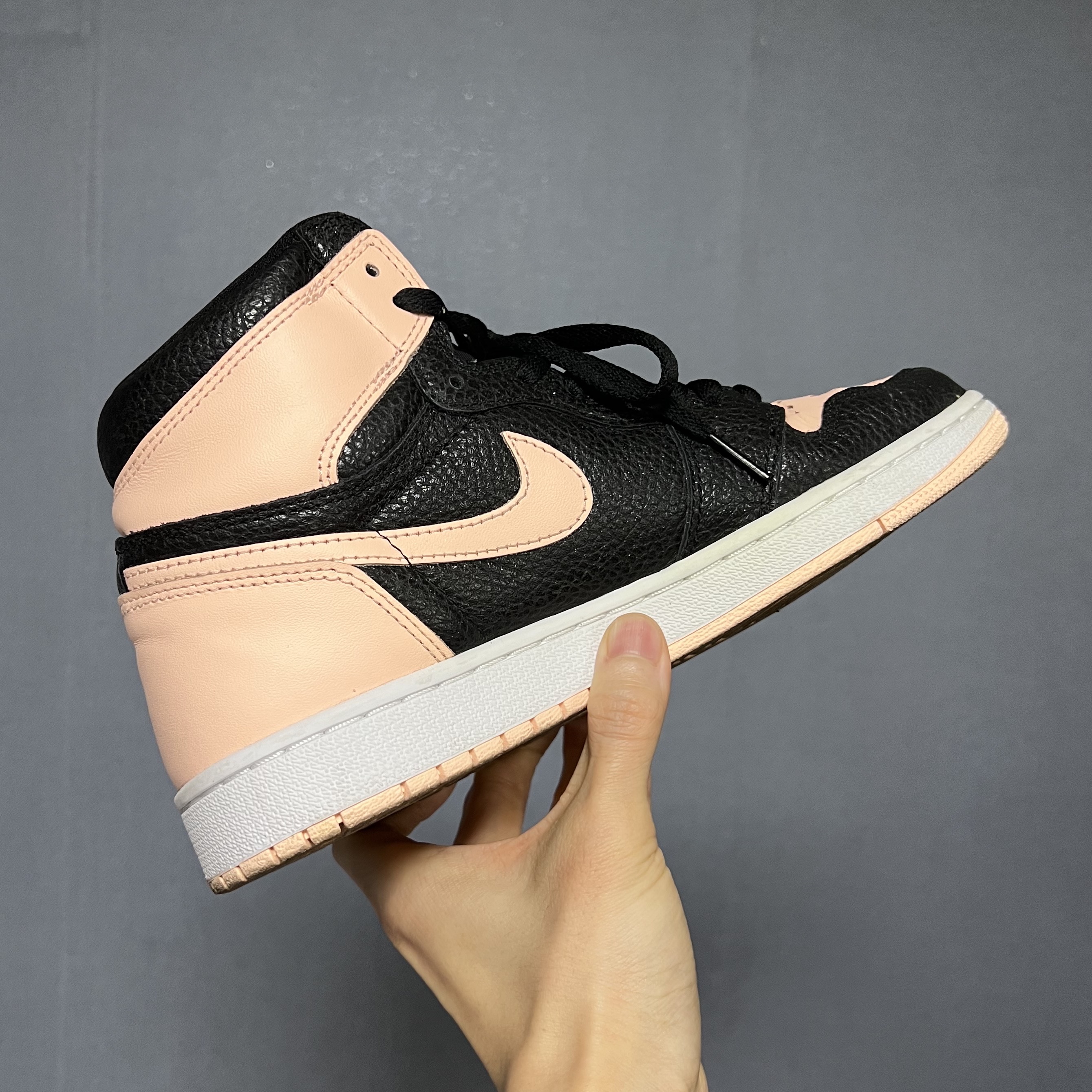 Jordan 1 Retro High OG Crimson Tint 착용 스타일 - 2