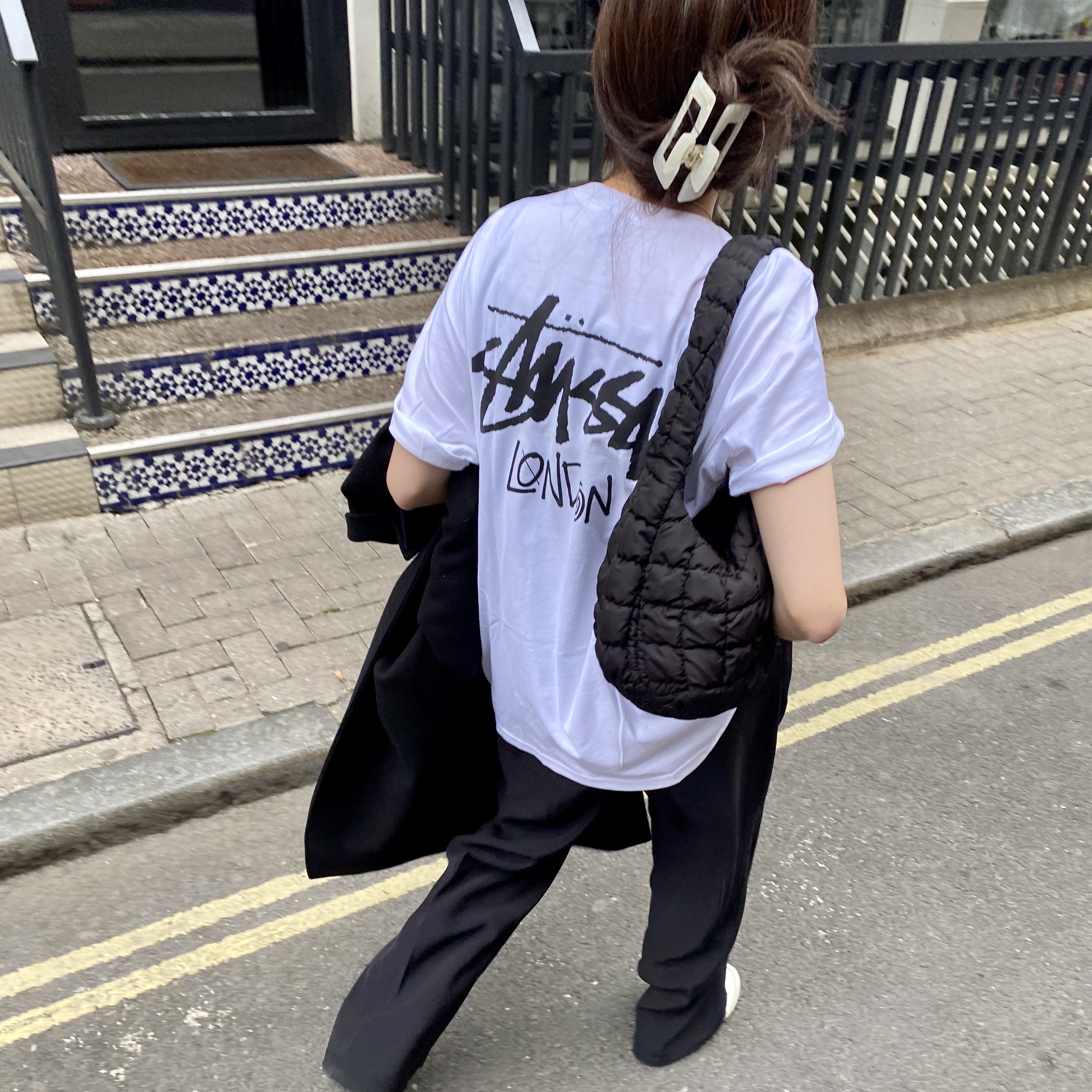 COS Quilted Mini Bag Black, Stussy Stock DSM London T-Shirt White 착용 스타일
