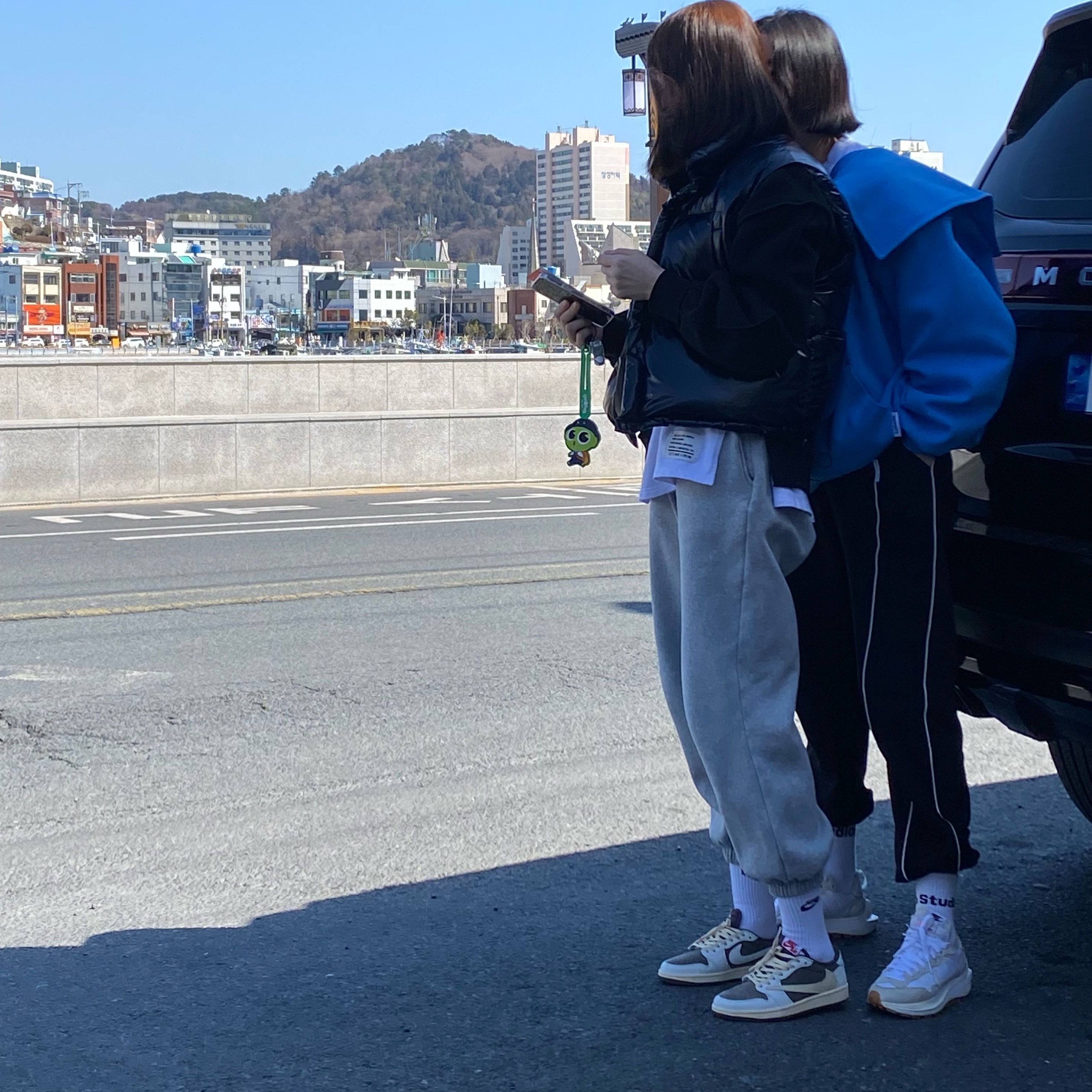 Nike x Sacai VaporWaffle White and Gum, Jordan 1 x Travis Scott Retro Low OG SP Sail and Ridgerock 착용 스타일