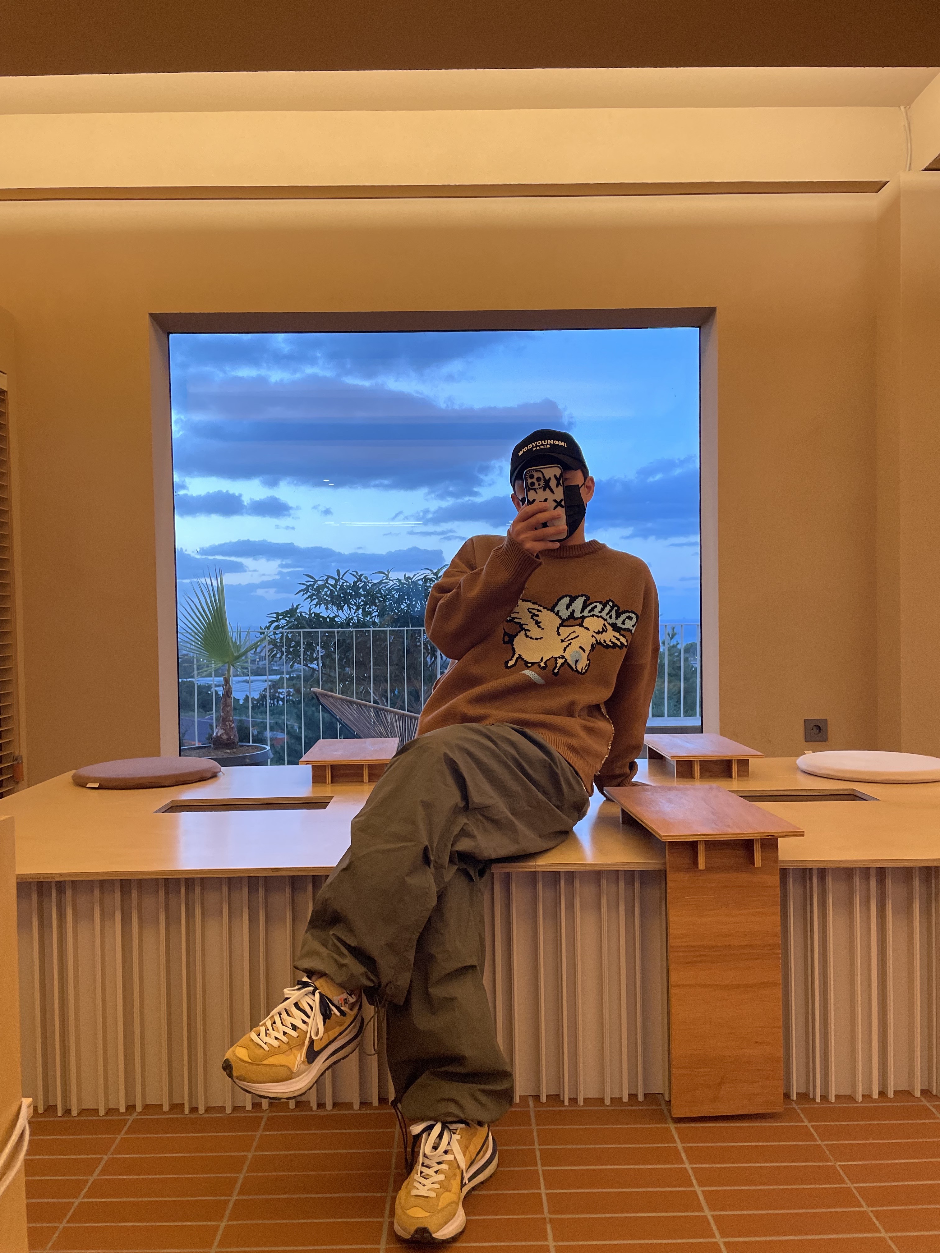 Wooyoungmi White Embroidered Logo Ball Cap Black, Nike x Sacai VaporWaffle Sesame and Blue Void 착용 스타일 - 2