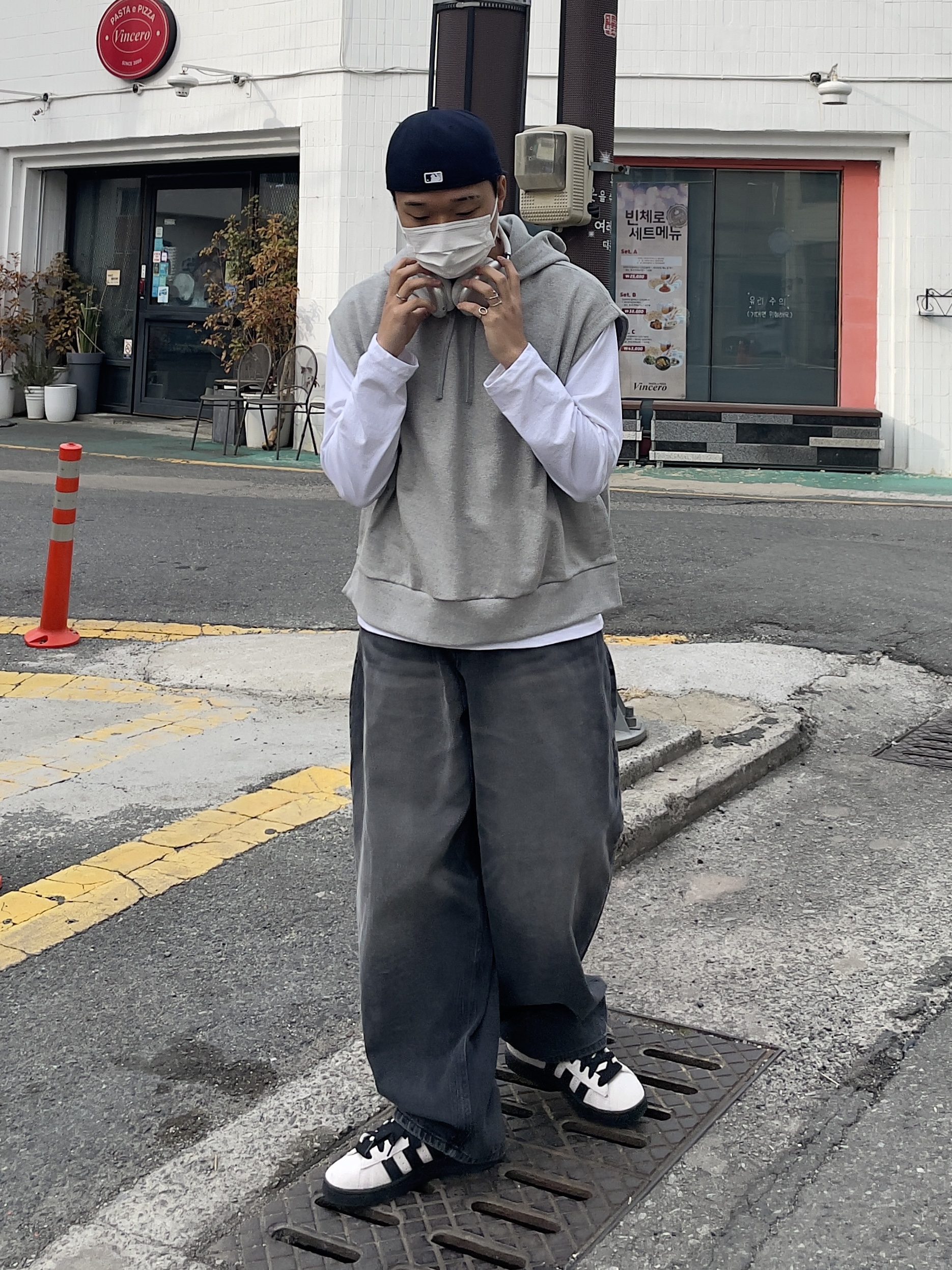 Apple AirPods Max Lightning Silver (Korean Ver.), Adidas Campus 00s Cloud White Core Black 착용 스타일 - 2