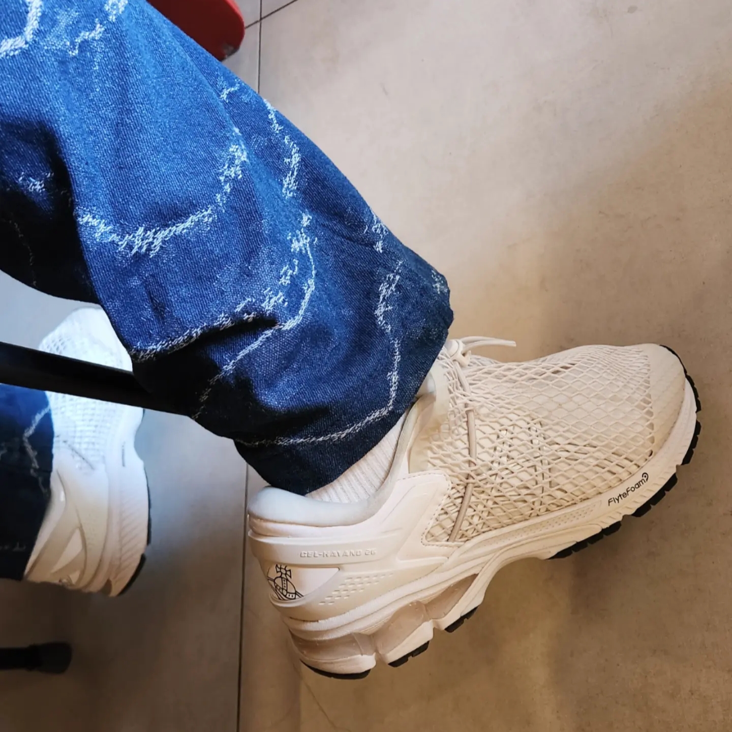 Asics x Vivienne Westwood Gel-Kayano 26 Birch White 착용 스타일 - 2