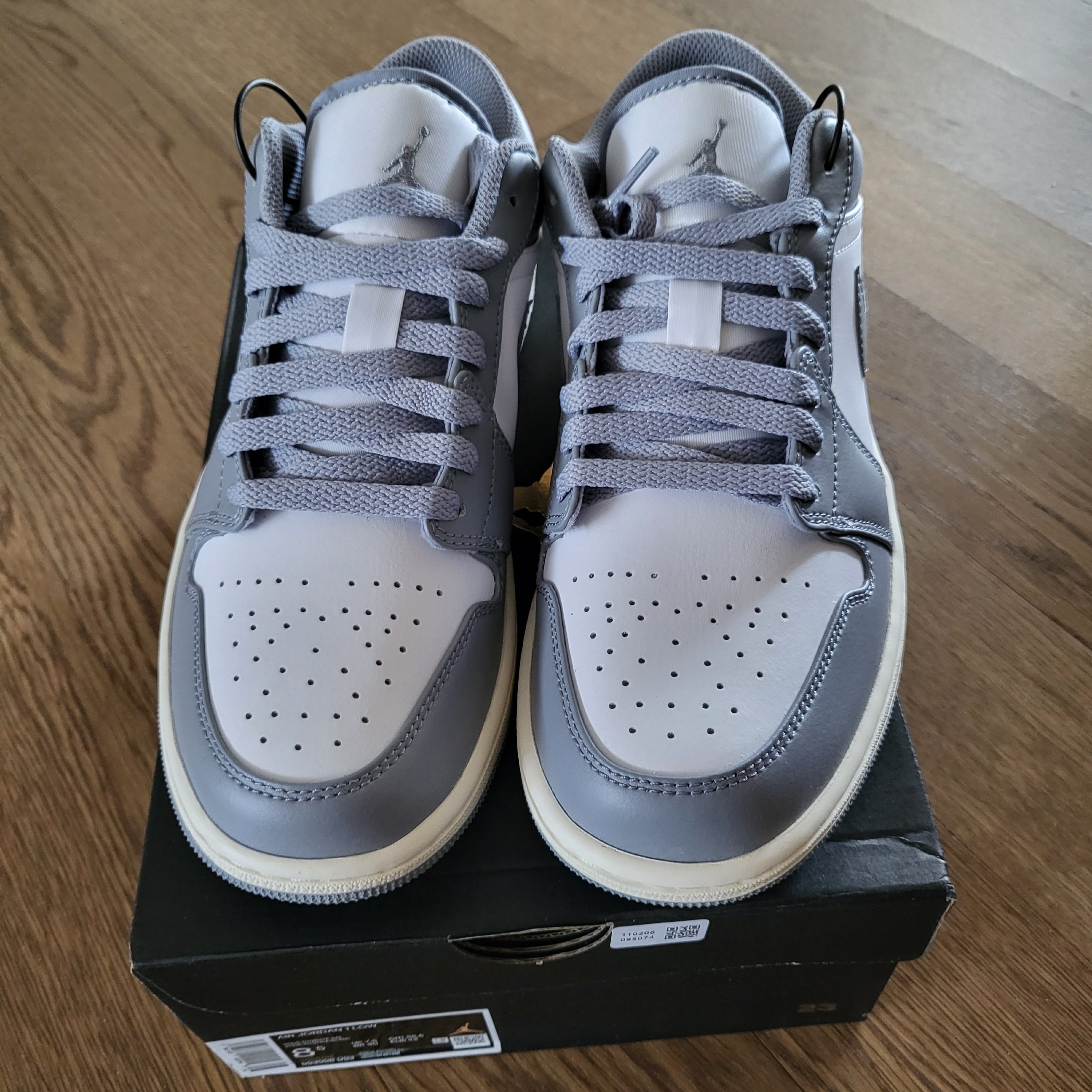 Jordan 1 Low Stealth and White 착용 스타일 - 2