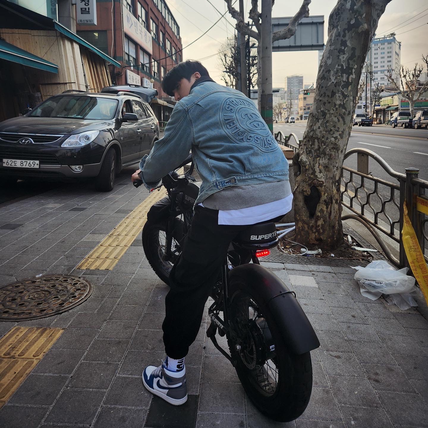 Stussy x Levi's Embossed Trucker Jacket Indigo, Jordan 1 Retro High OG True Blue 착용 스타일 - 1