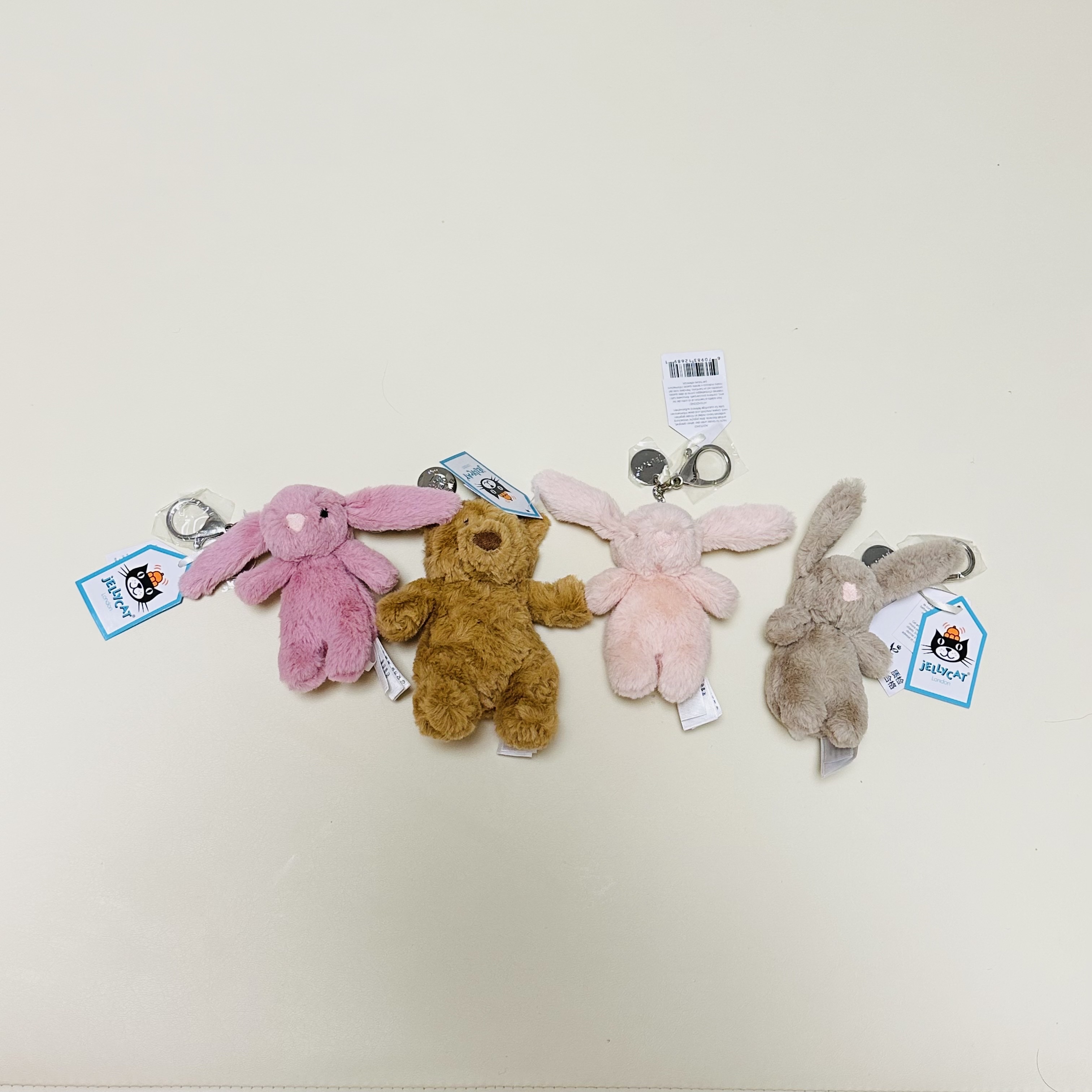Jellycat Bashful Bunny Bag Charm Tulip, Jellycat Bartholomew Bear Bag Charm Brown 착용 스타일 - 1