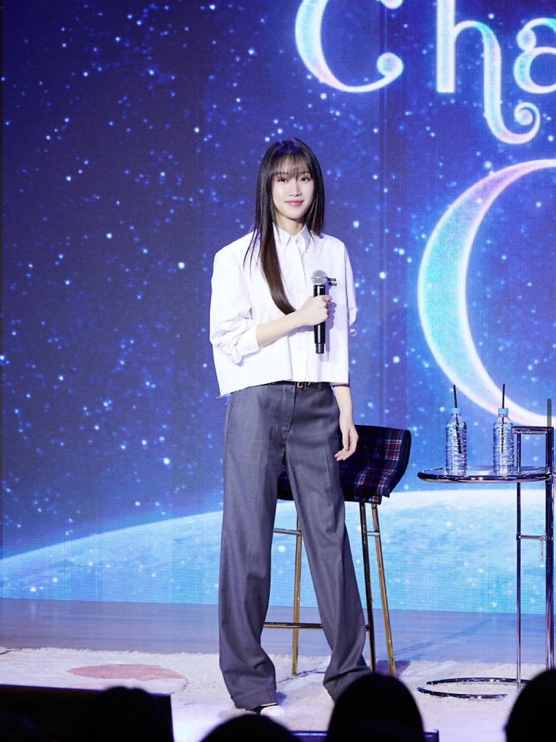 (W) Miu Miu Cropped Poplin Shirt White 착용 스타일 - 1