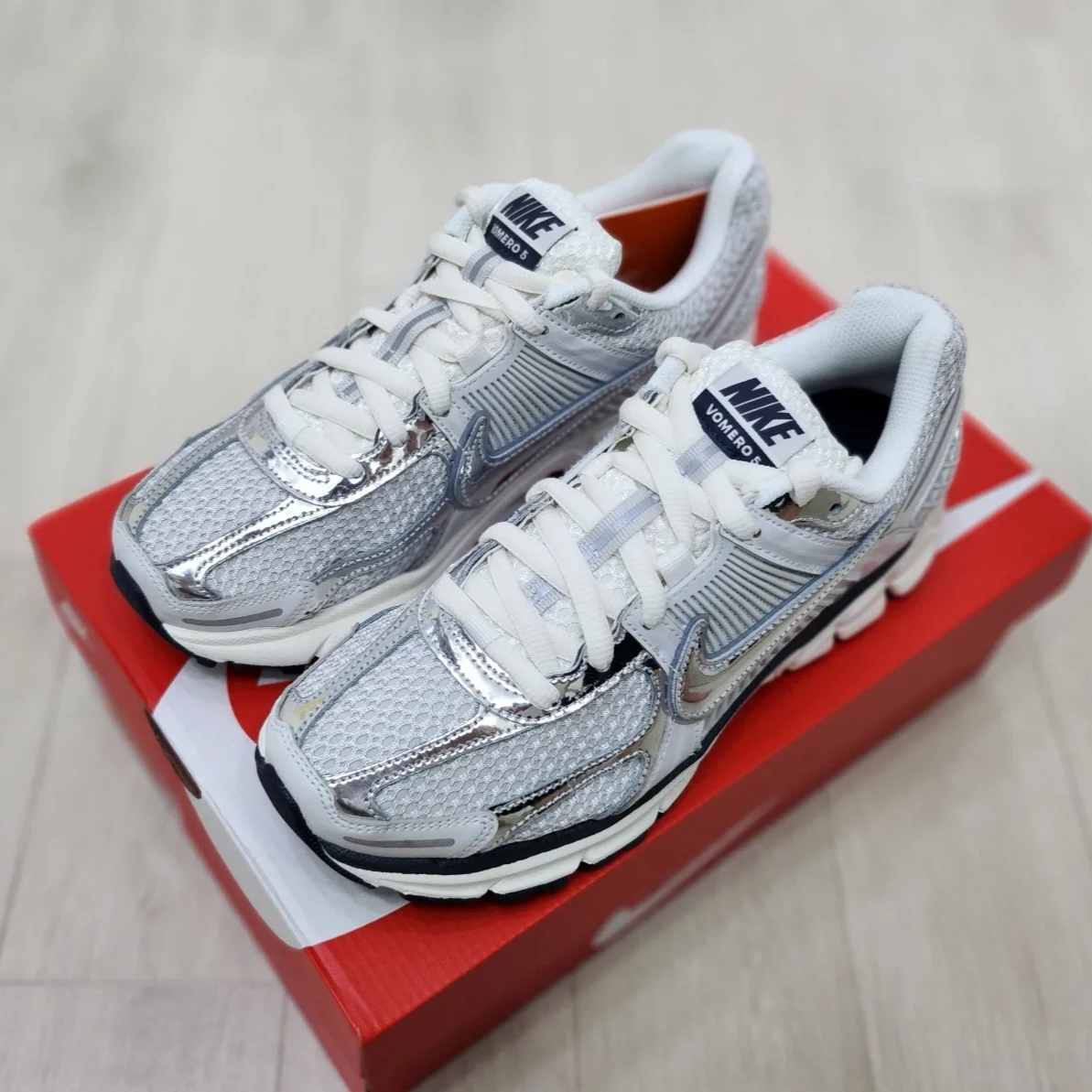 (W) Nike Zoom Vomero 5 Photon Dust and Metallic Silver 착용 스타일 - 2
