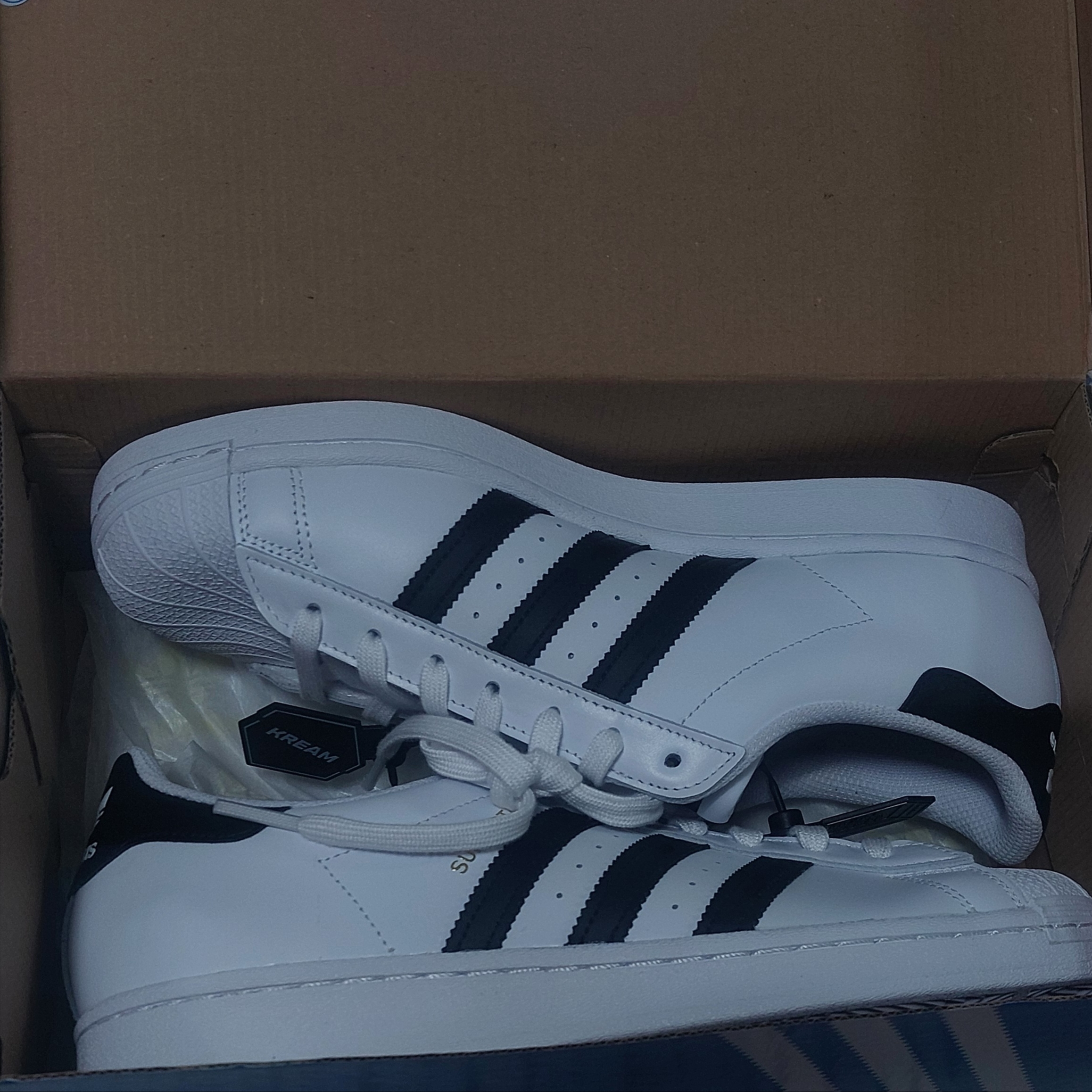 Adidas Superstar White Black 착용 스타일