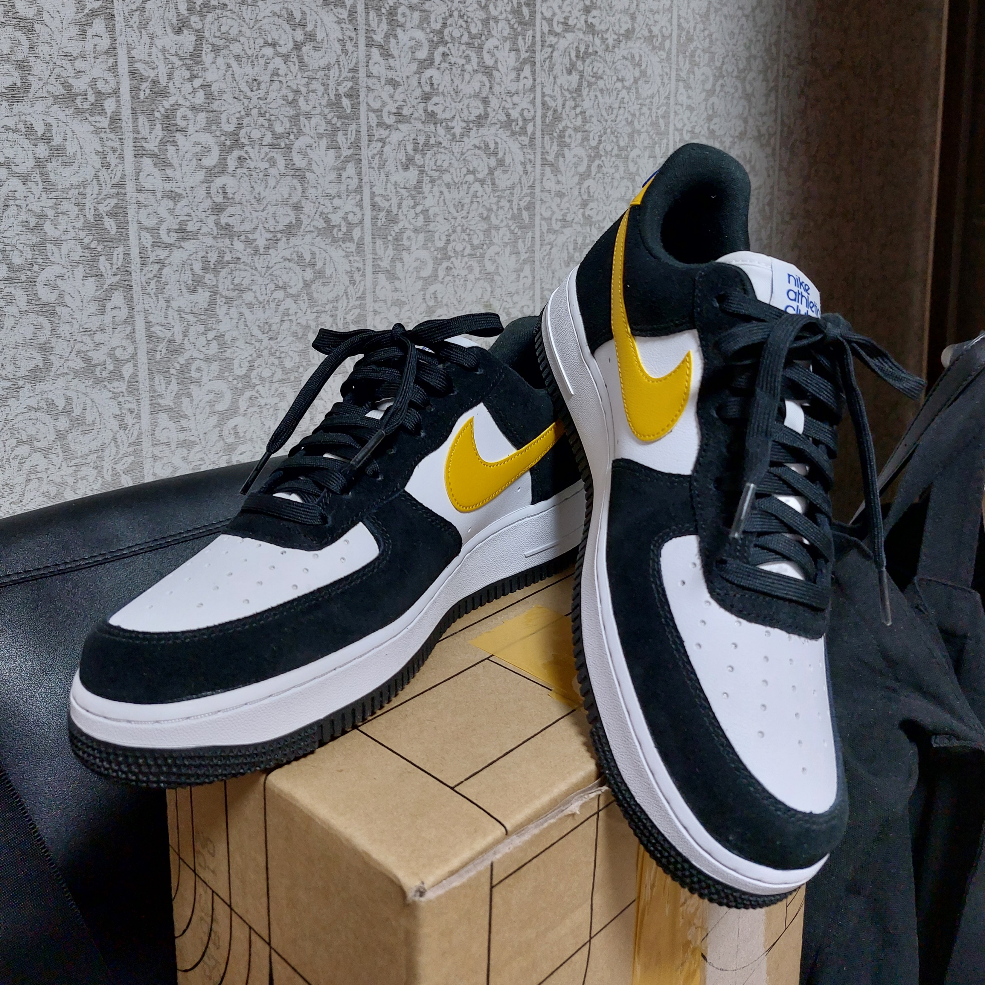 Nike Air Force 1 '07 LV8 Athletic Club Black Dark Sulfur 착용 스타일