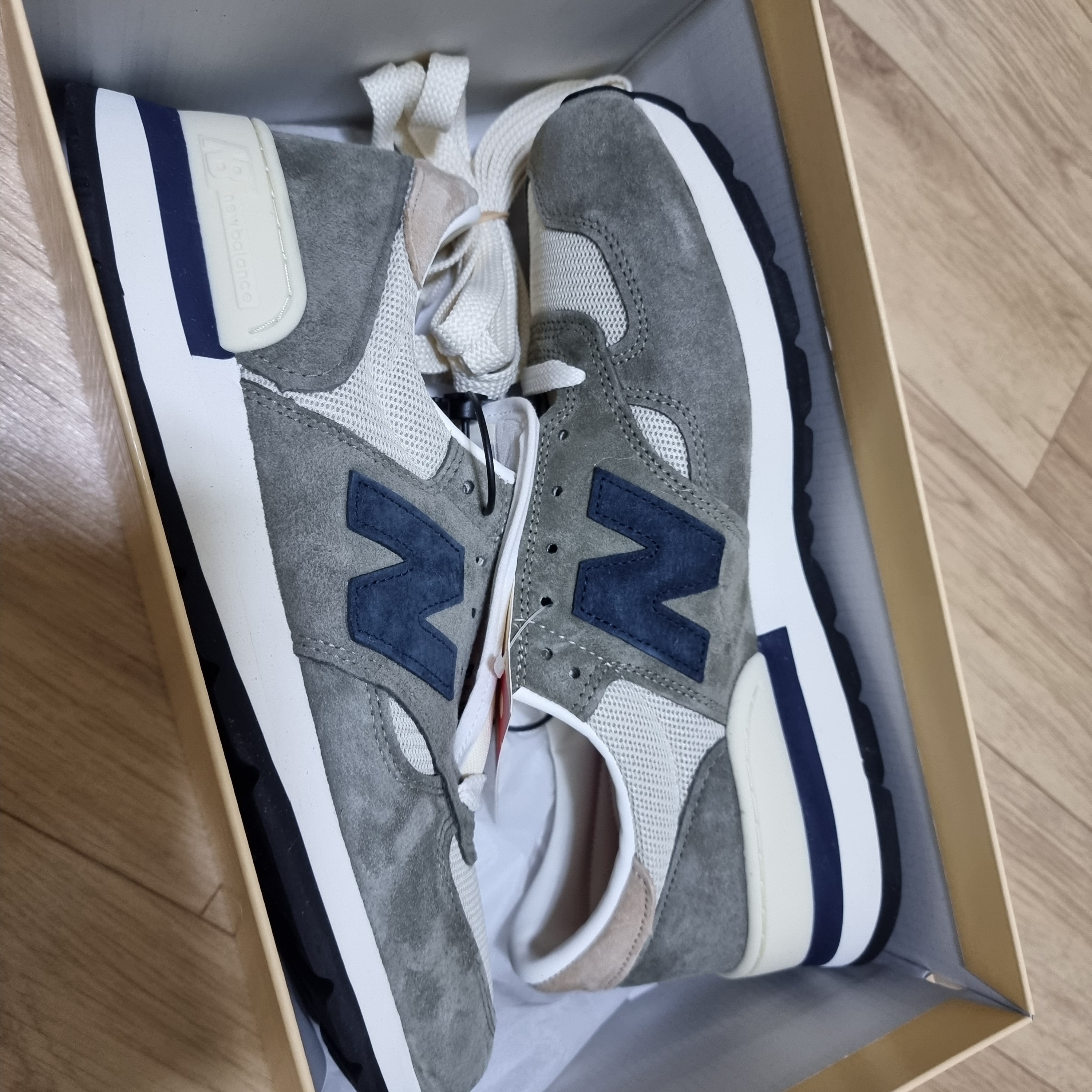 New Balance 990v1 Made in USA Olive 착용 스타일
