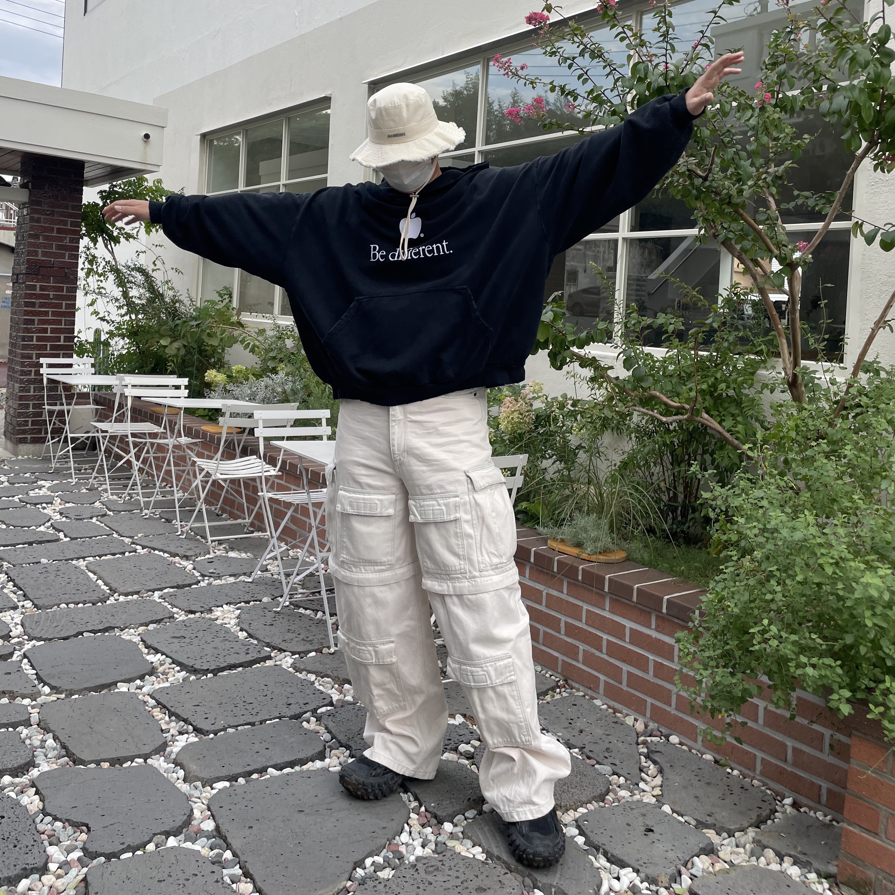 Balenciaga Defender Sneakers Black, Jacquemus Le Bob Artichaut Bucket Hat Off White 착용 스타일 - 1