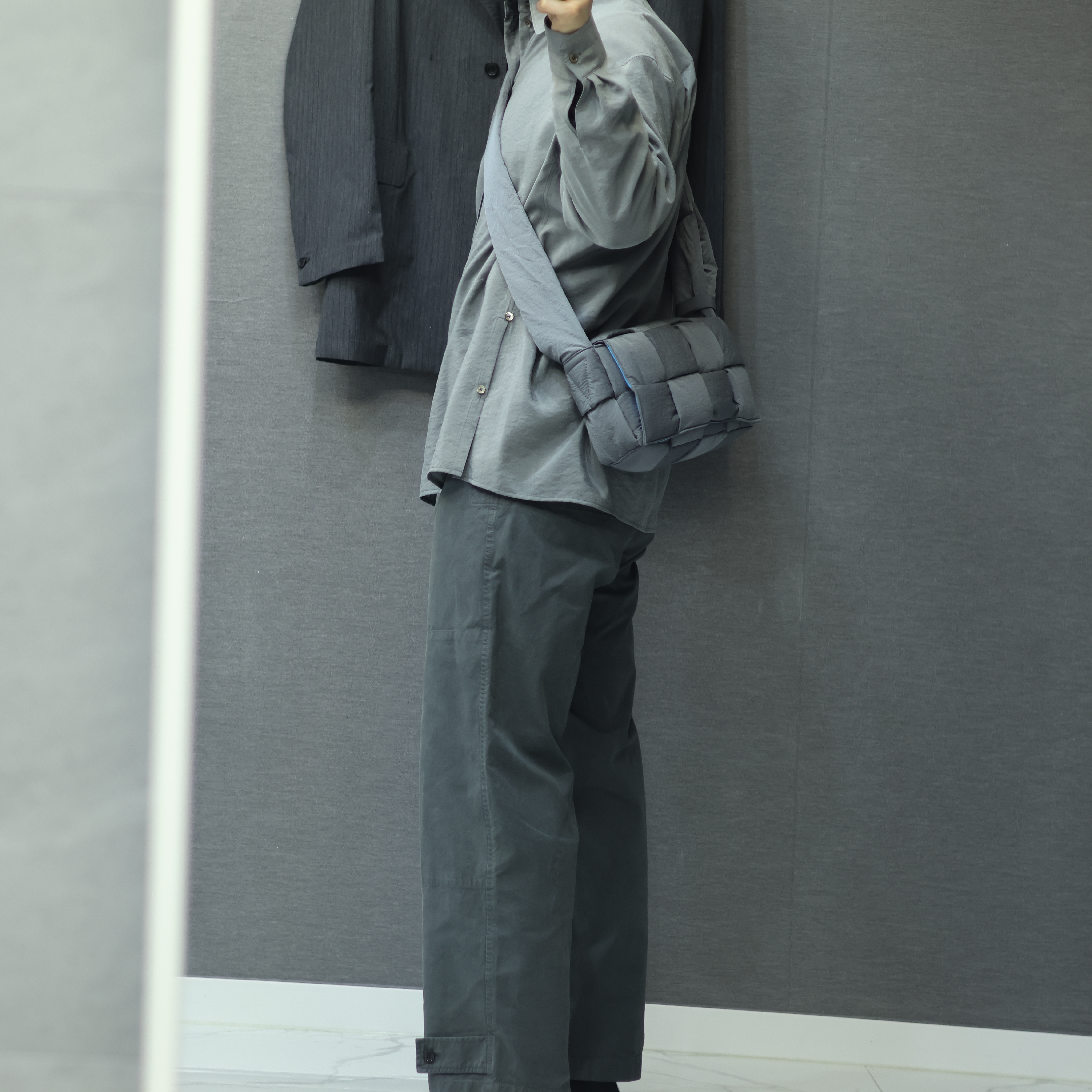 Bottega Veneta Padded Tech Cassette Thunder Pool 착용 스타일