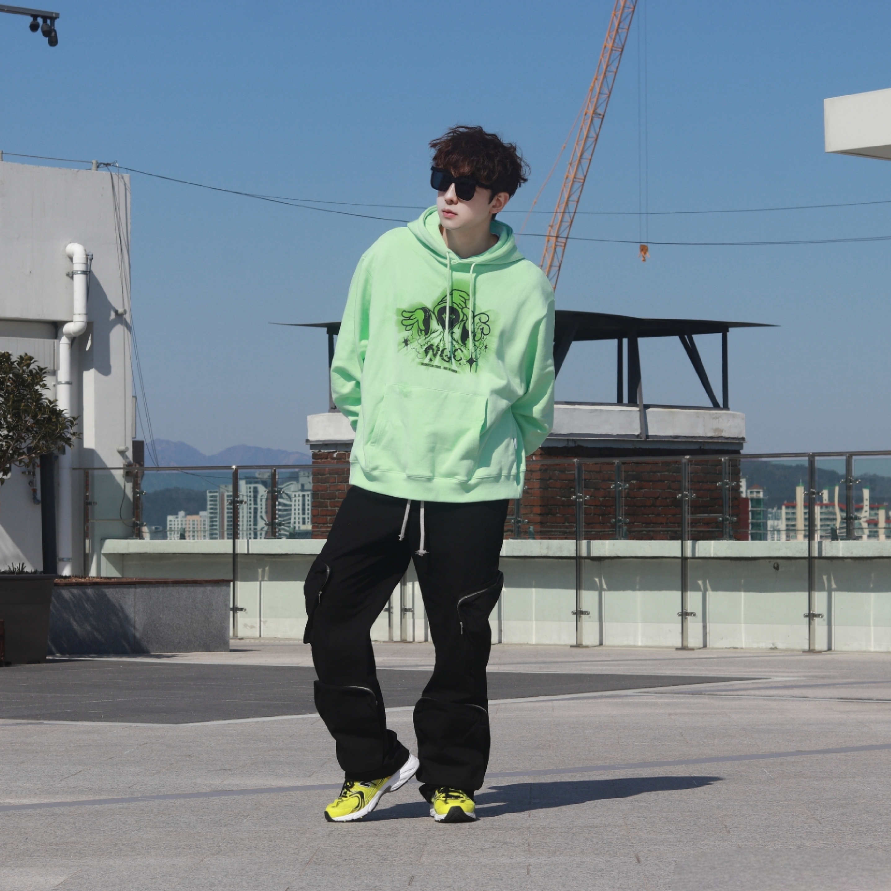 New Balance 530 Yellow 착용 스타일 - 1