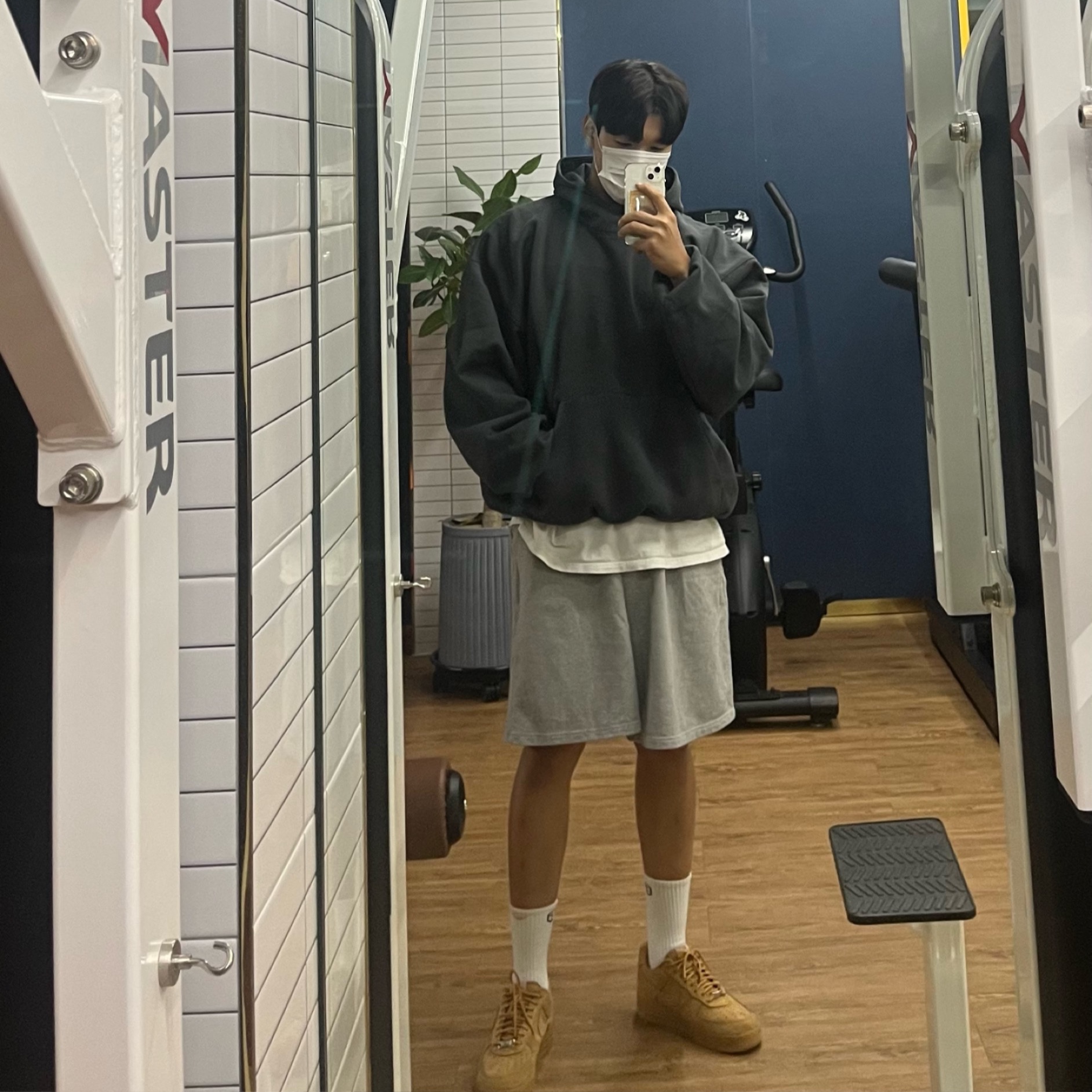 Yeezy Gap Engineered By Balenciaga Dove Hoodie Black, Nike x Supreme Air Force 1 Low Flax 착용 스타일 - 1