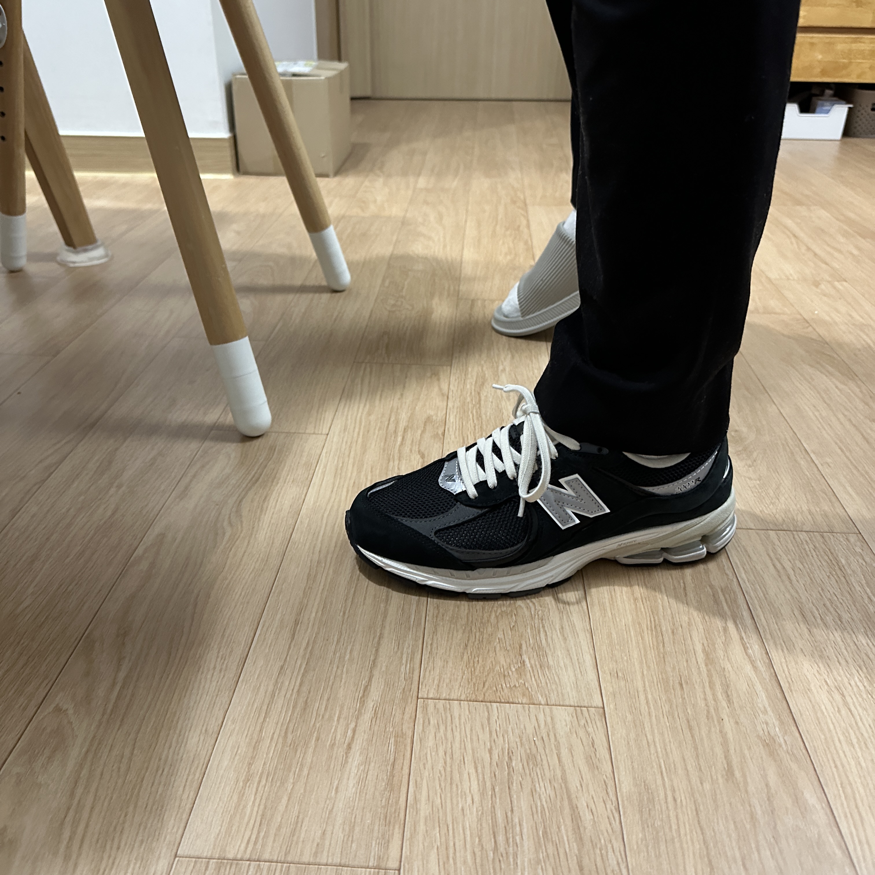 New Balance 2002R Premium Vintage Black 착용 스타일