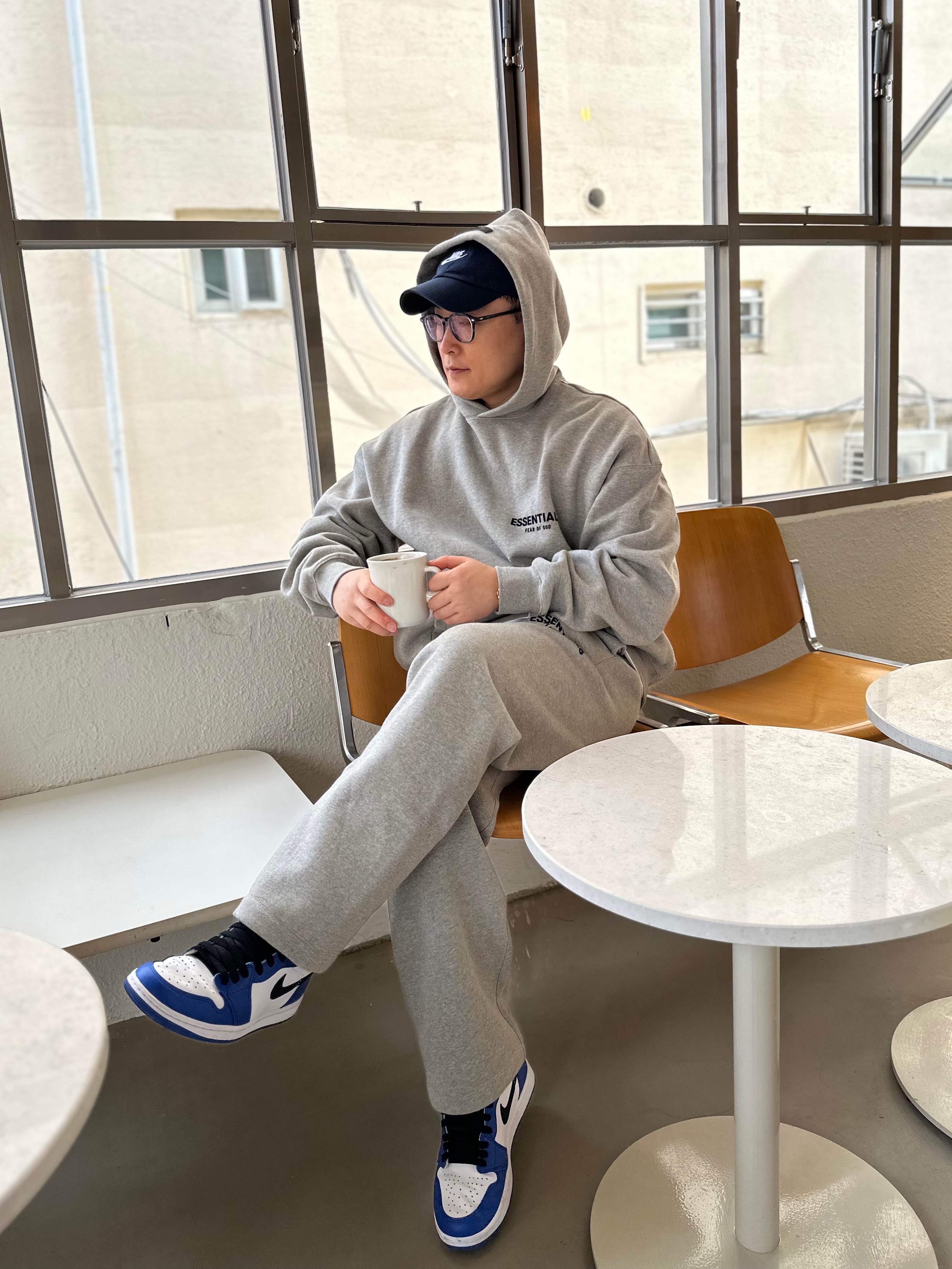 Essentials The Core Collection Hoodie Dark Oatmeal 착용 스타일