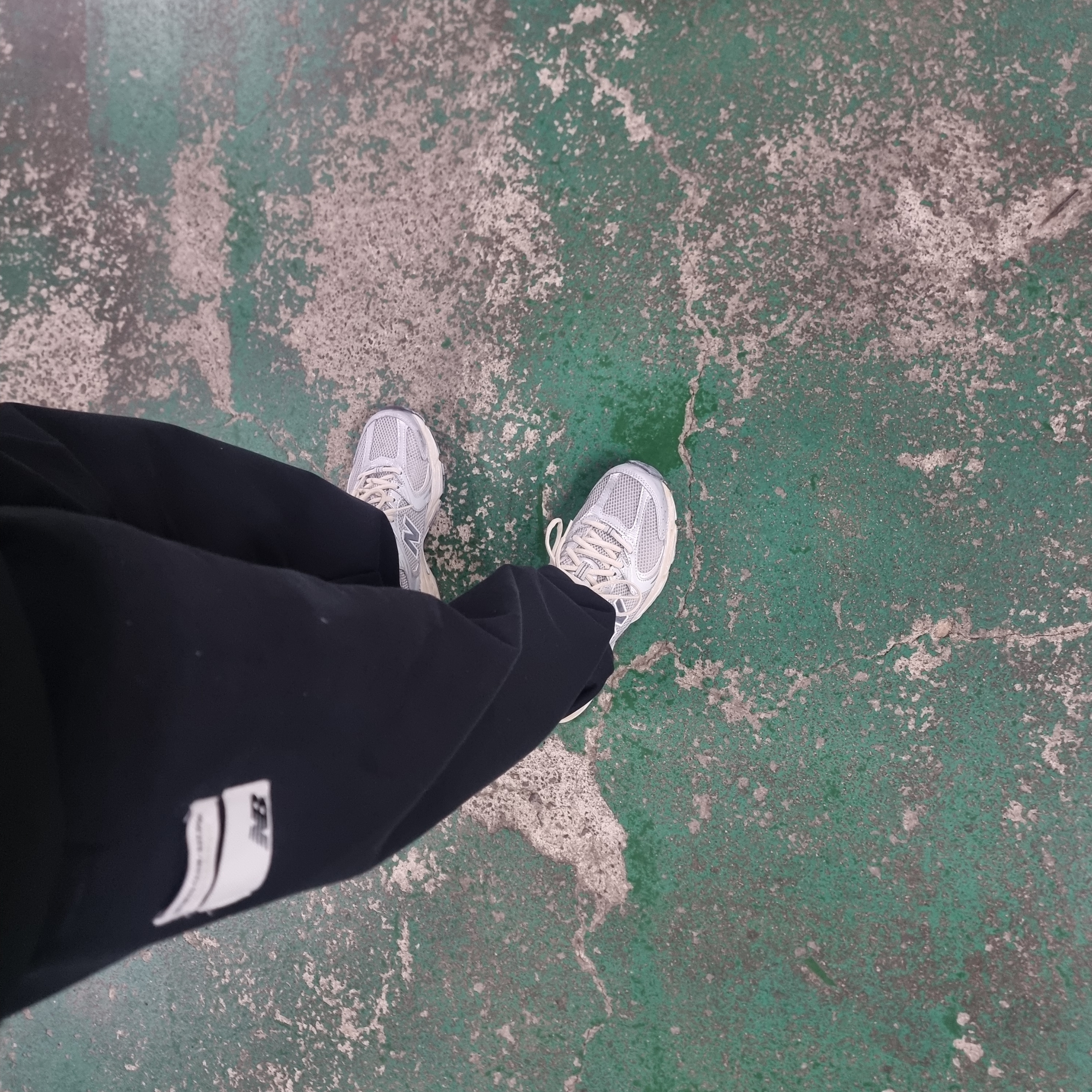 New Balance 530 Vintage Metallic Silver 착용 스타일