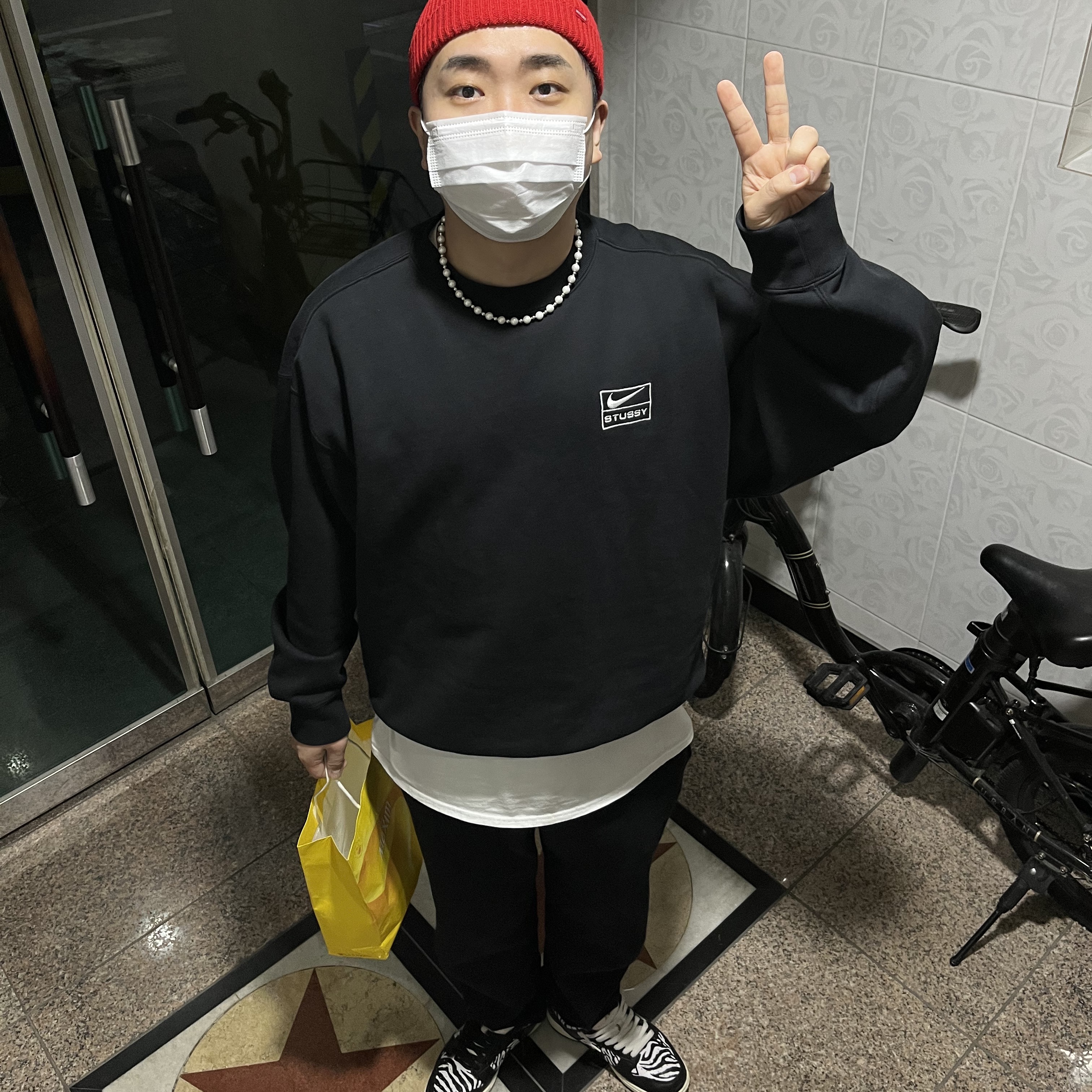 Nike x Quartersnacks SB Dunk Low Zebra Cake, Nike x Stussy NRG Washed Fleece Crewneck Black (DO5310-010) 착용 스타일