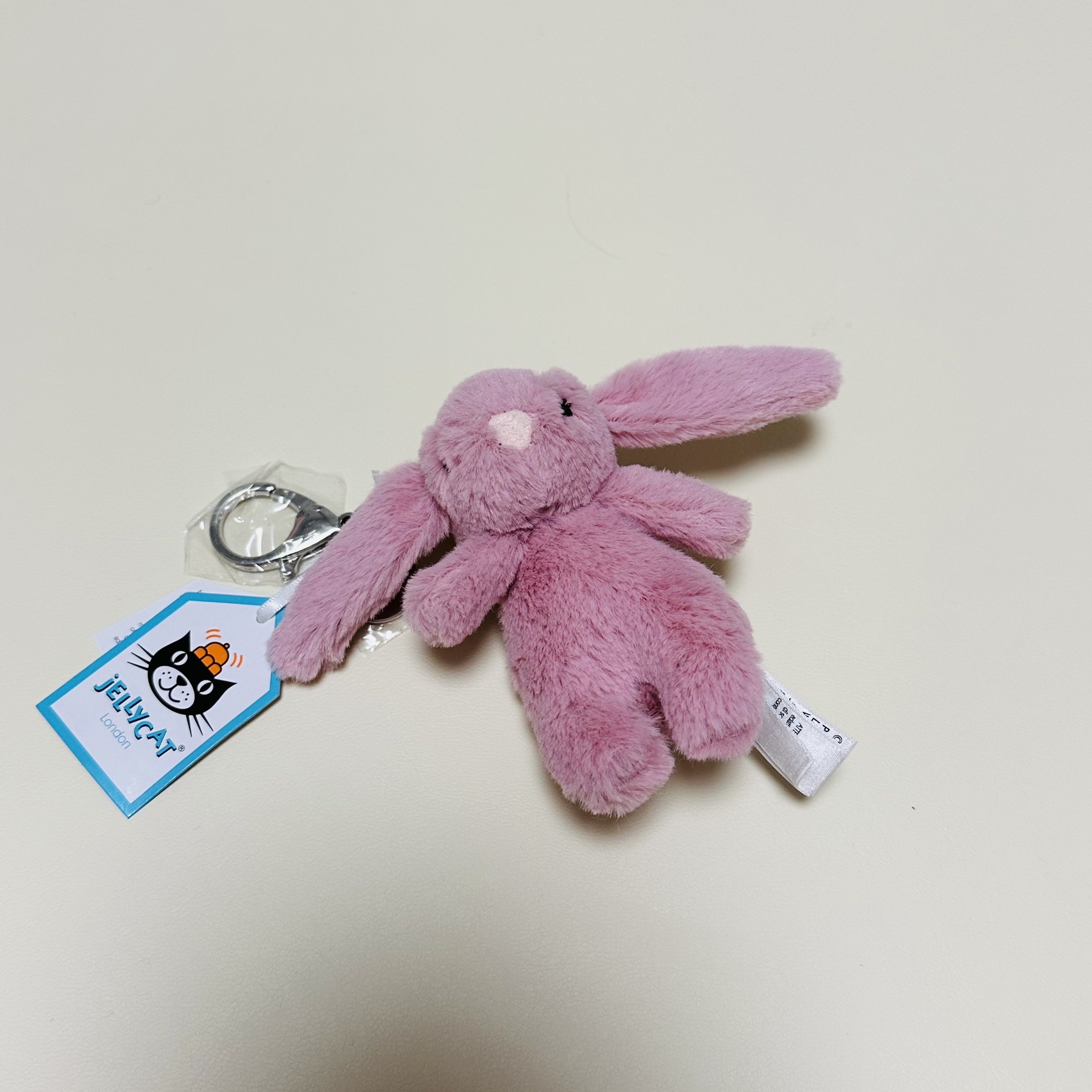Jellycat Bashful Bunny Bag Charm Tulip, Jellycat Bartholomew Bear Bag Charm Brown 착용 스타일 - 2